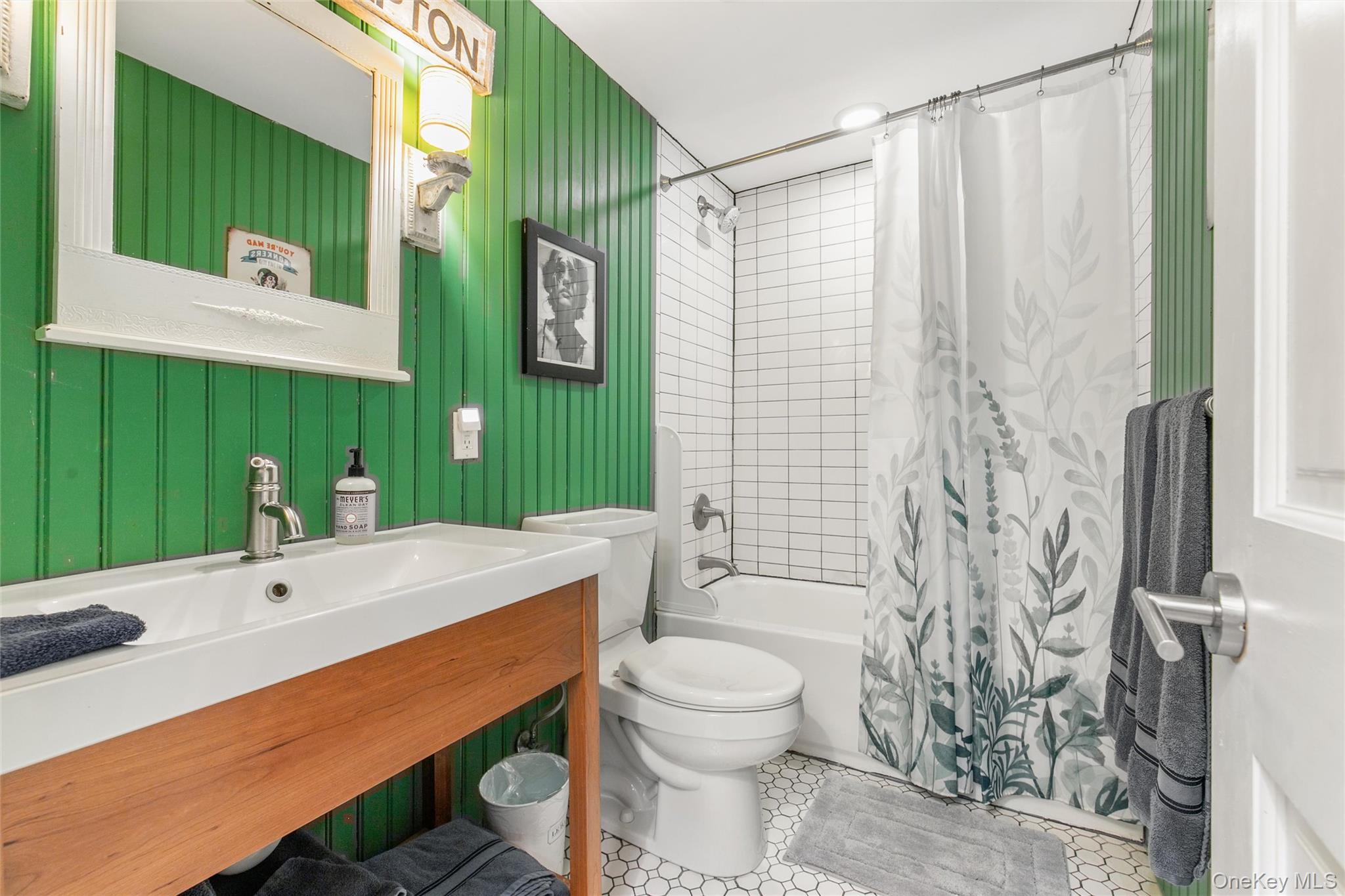 212 LUMBER LN, Bridgehampton, NY 11932