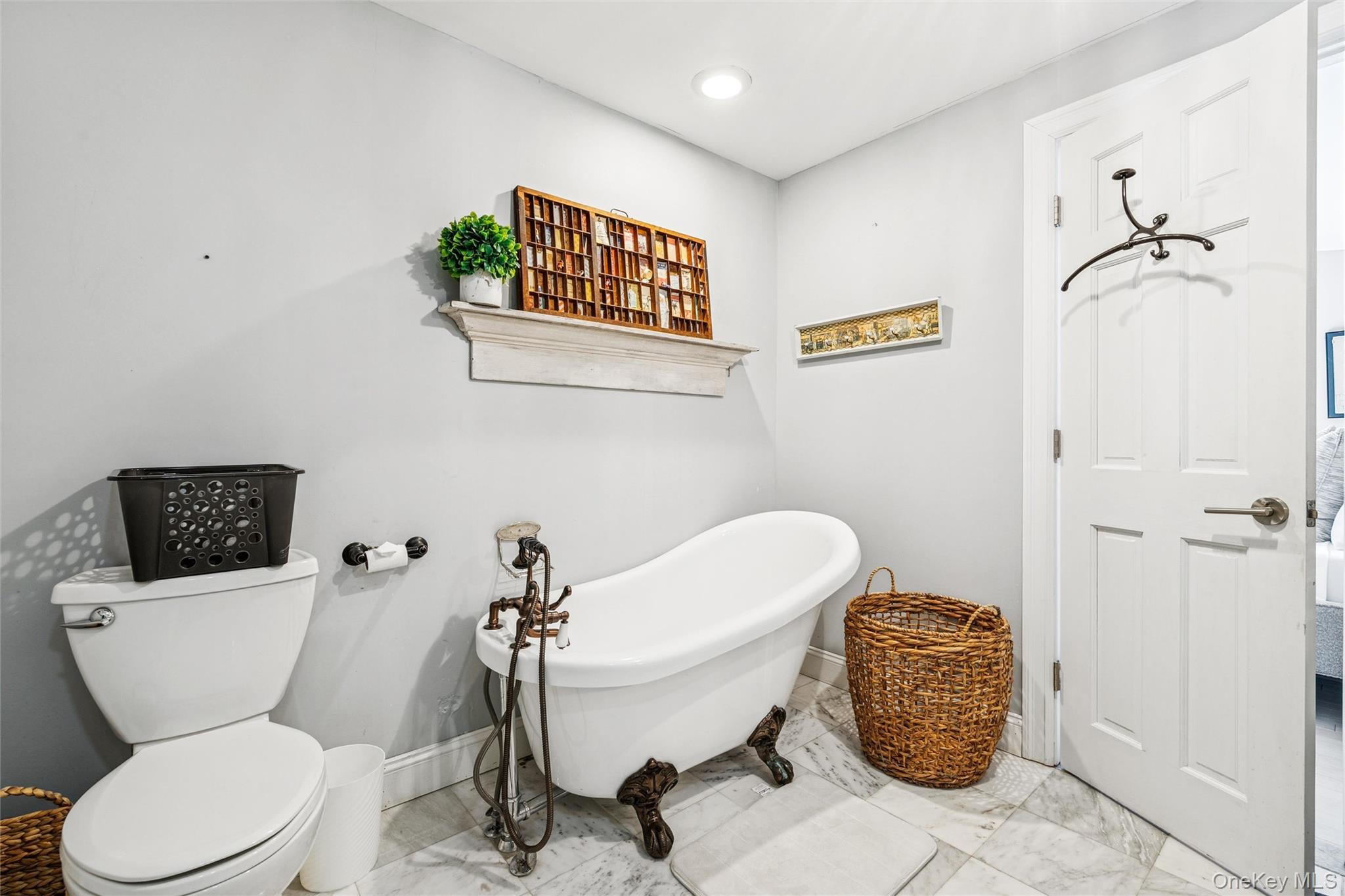 212 LUMBER LN, Bridgehampton, NY 11932