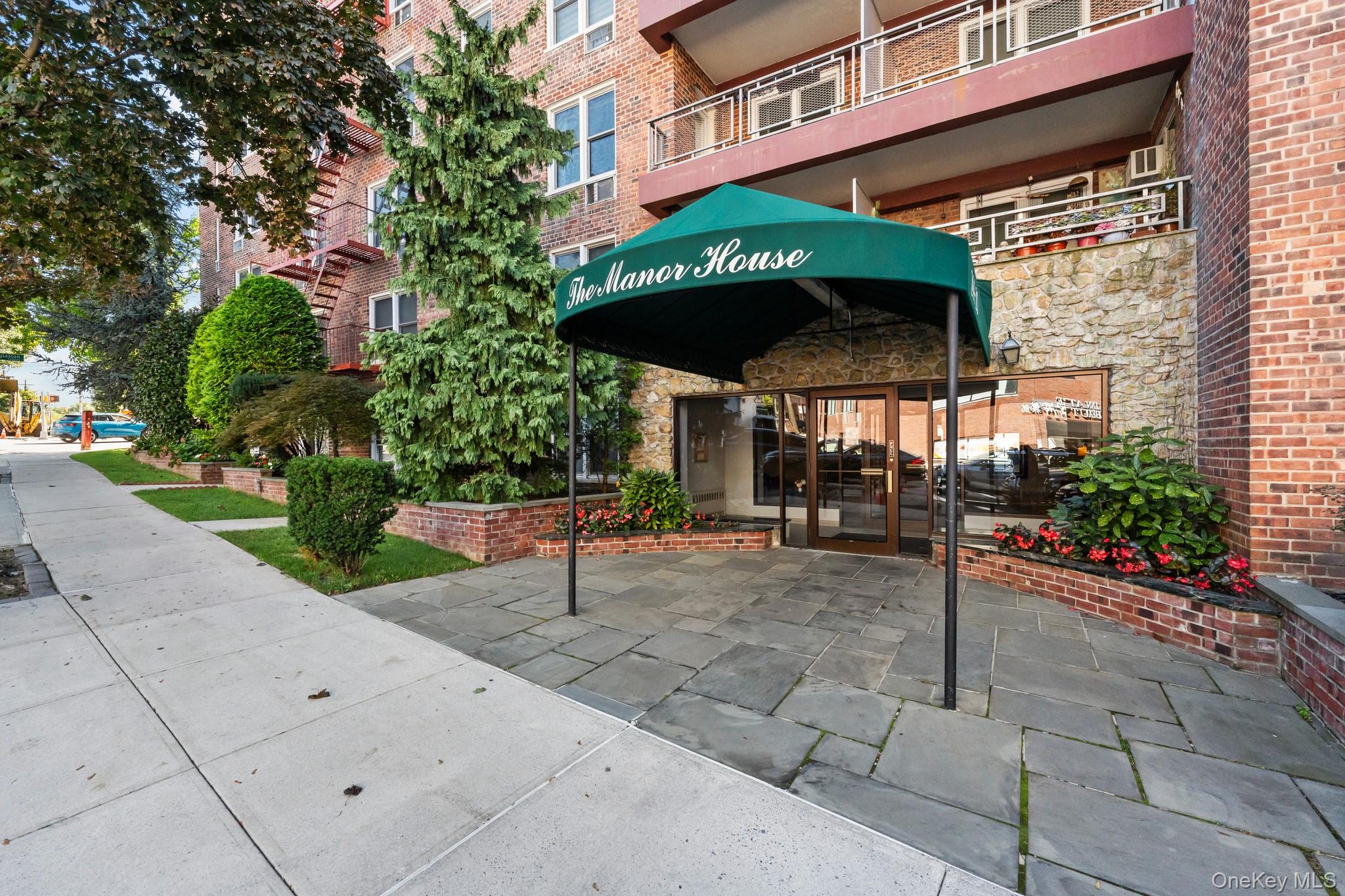 241-20 Northern Boulevard # #6E, Douglaston, NY 11362