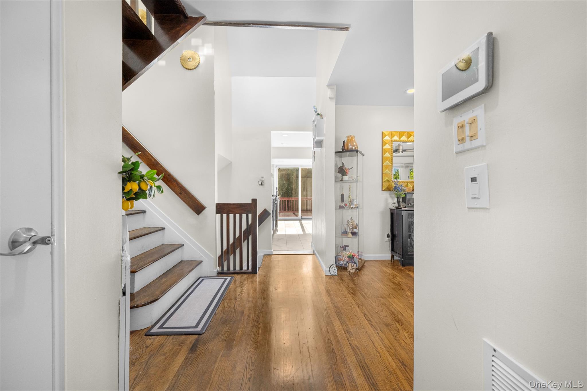 94 Phipps Lane, Plainview, NY 11803