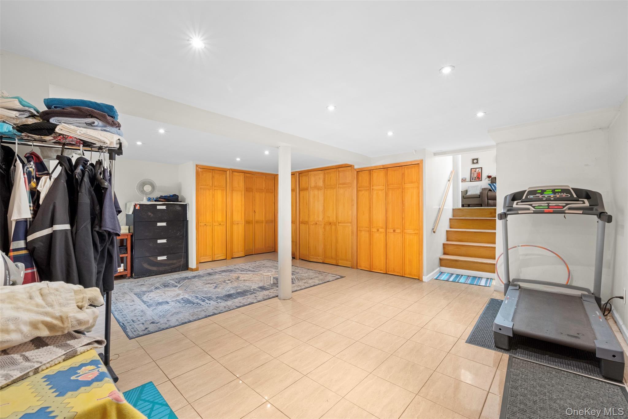 94 Phipps Lane, Plainview, NY 11803