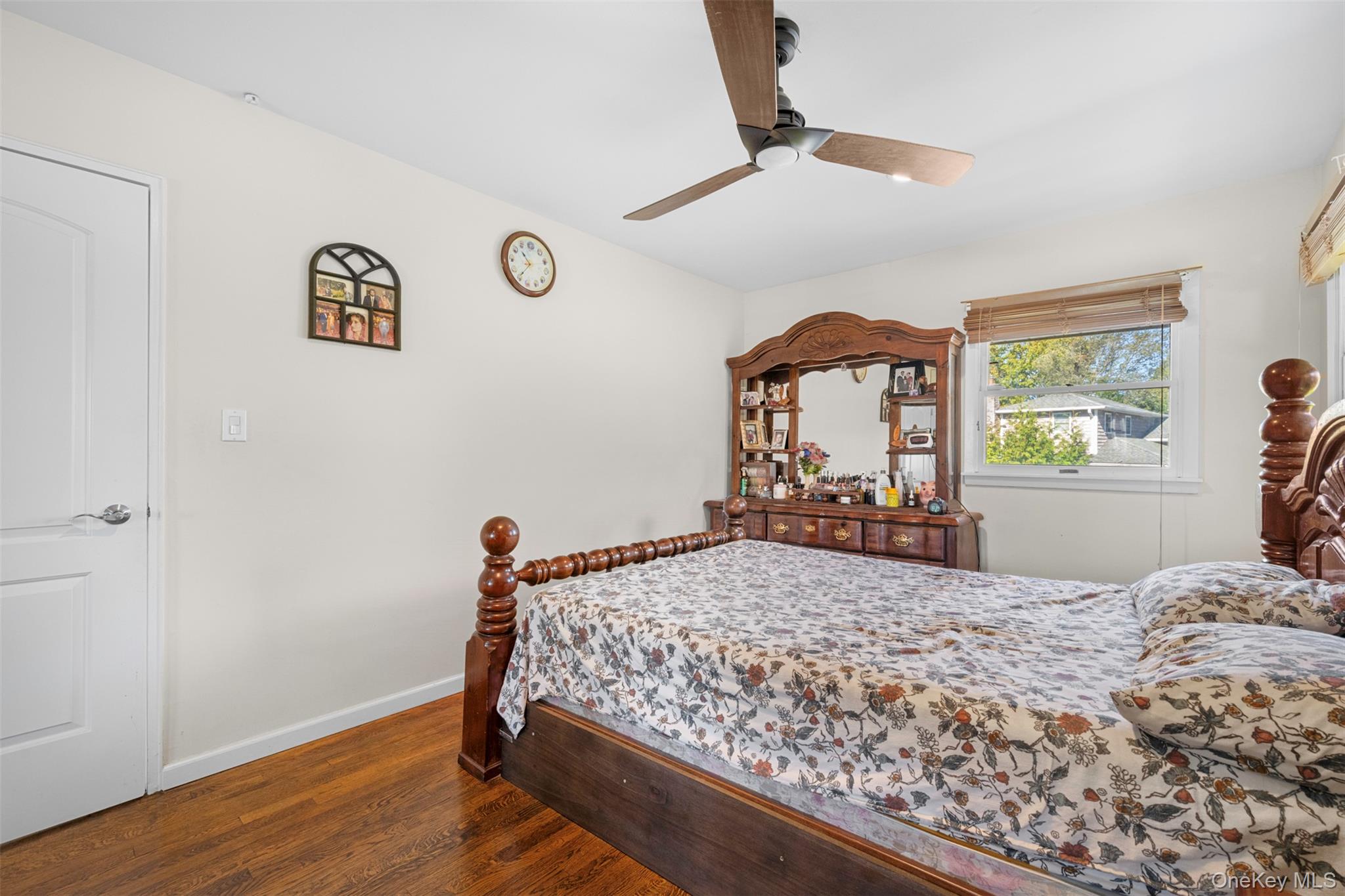 94 Phipps Lane, Plainview, NY 11803