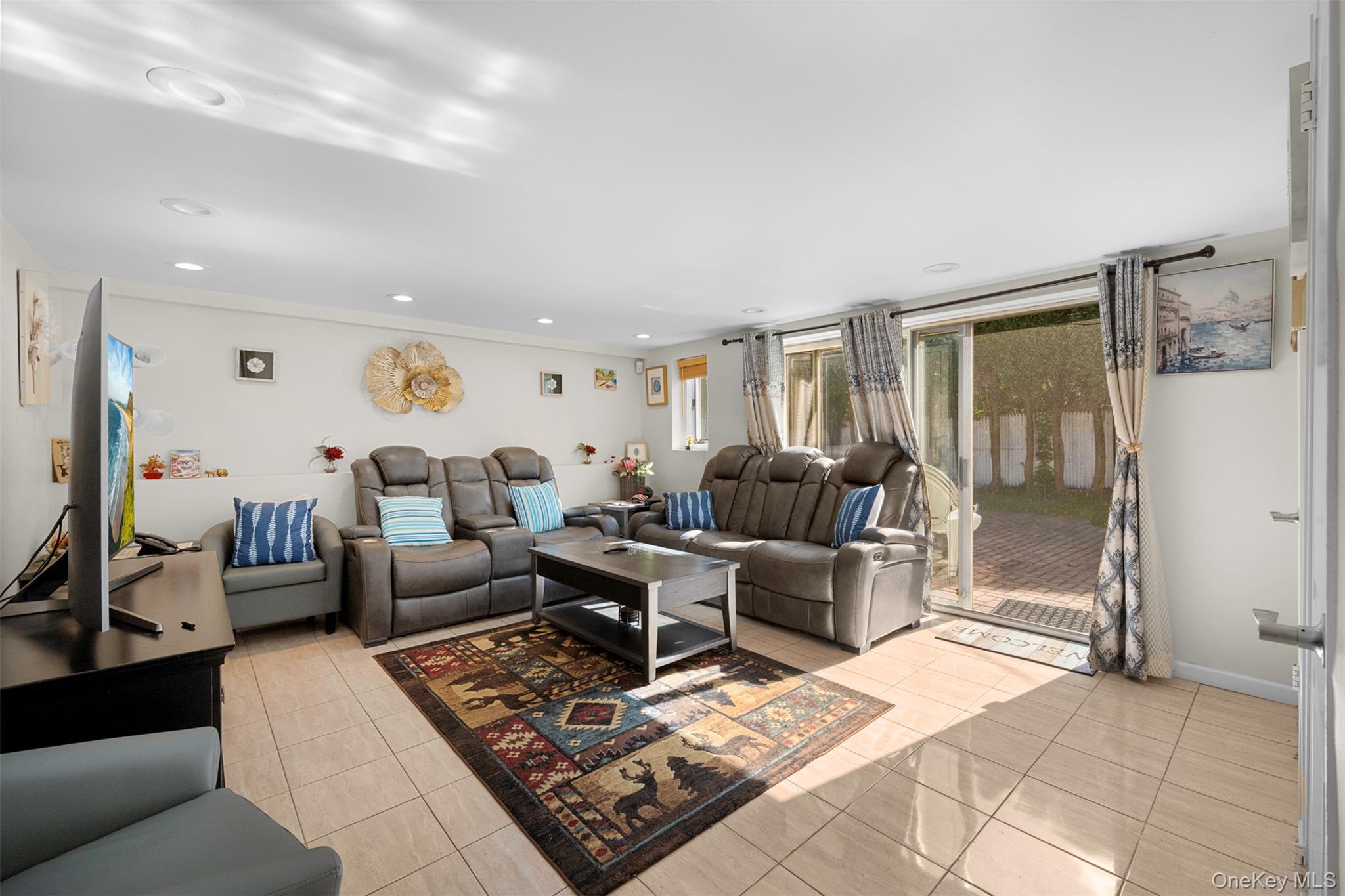 94 Phipps Lane, Plainview, NY 11803