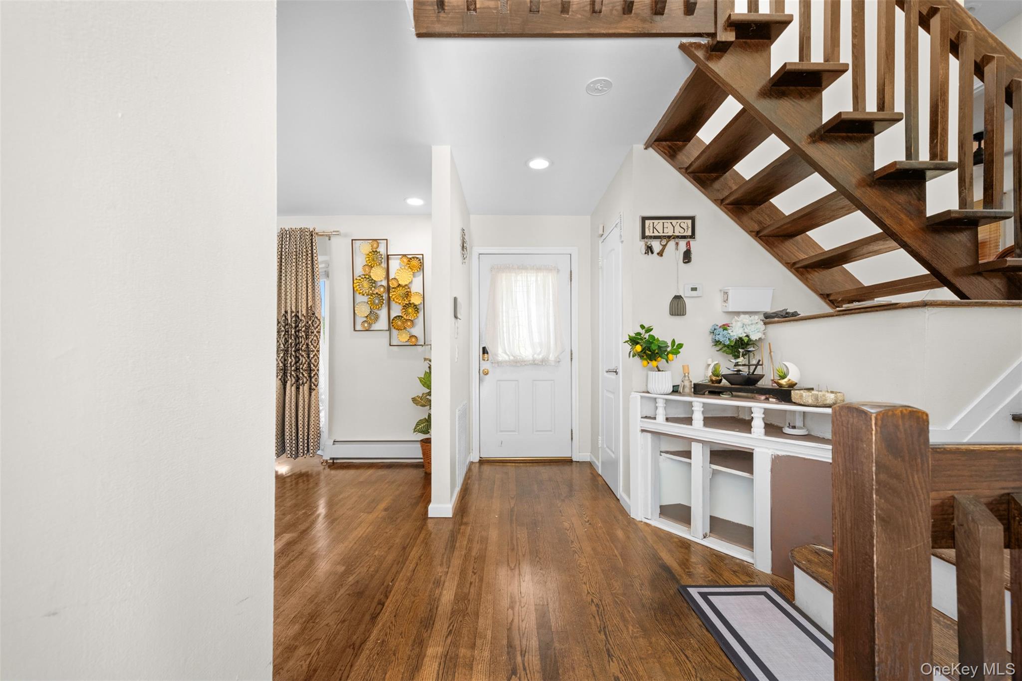 94 Phipps Lane, Plainview, NY 11803