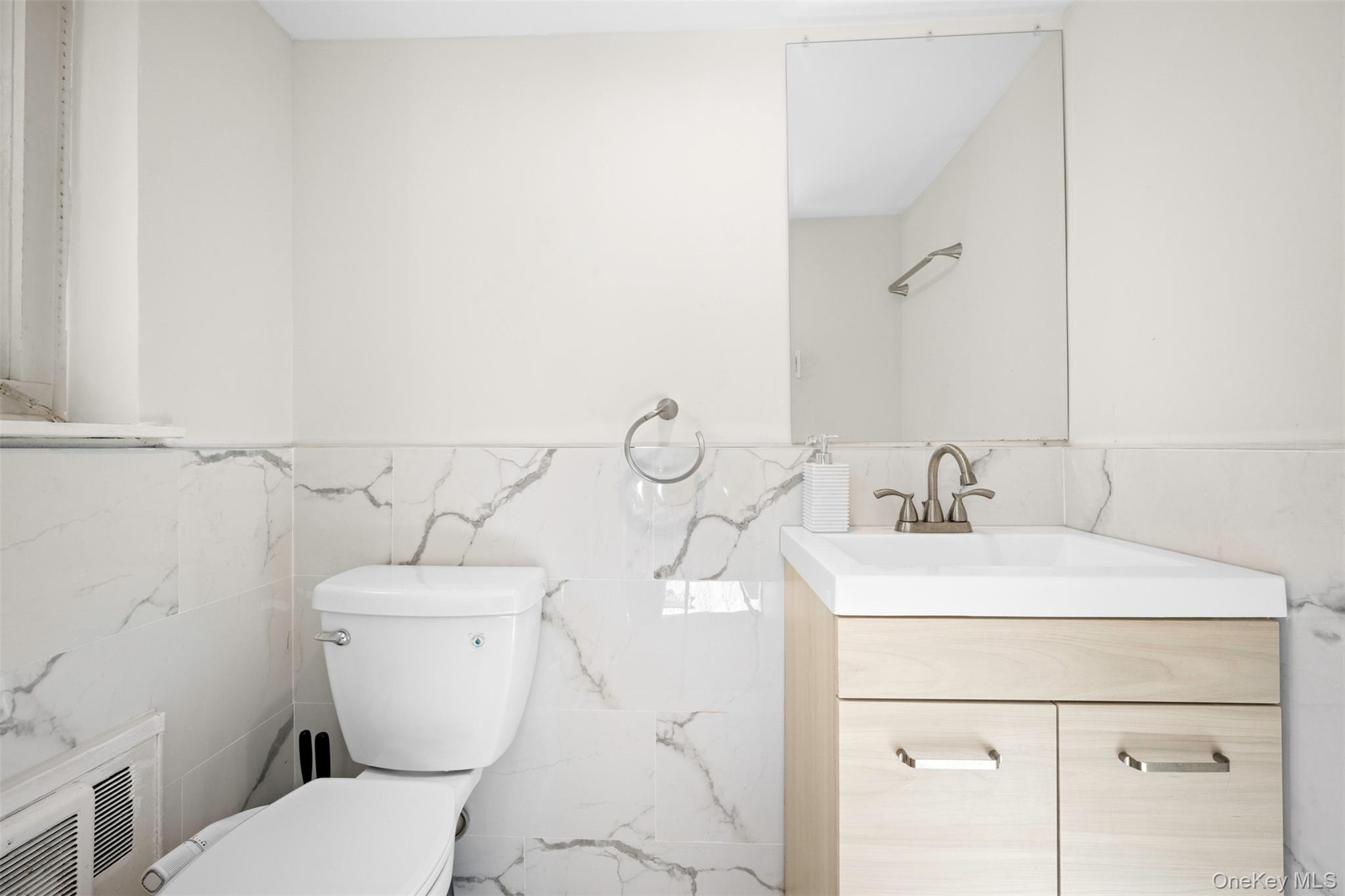 94 Phipps Lane, Plainview, NY 11803