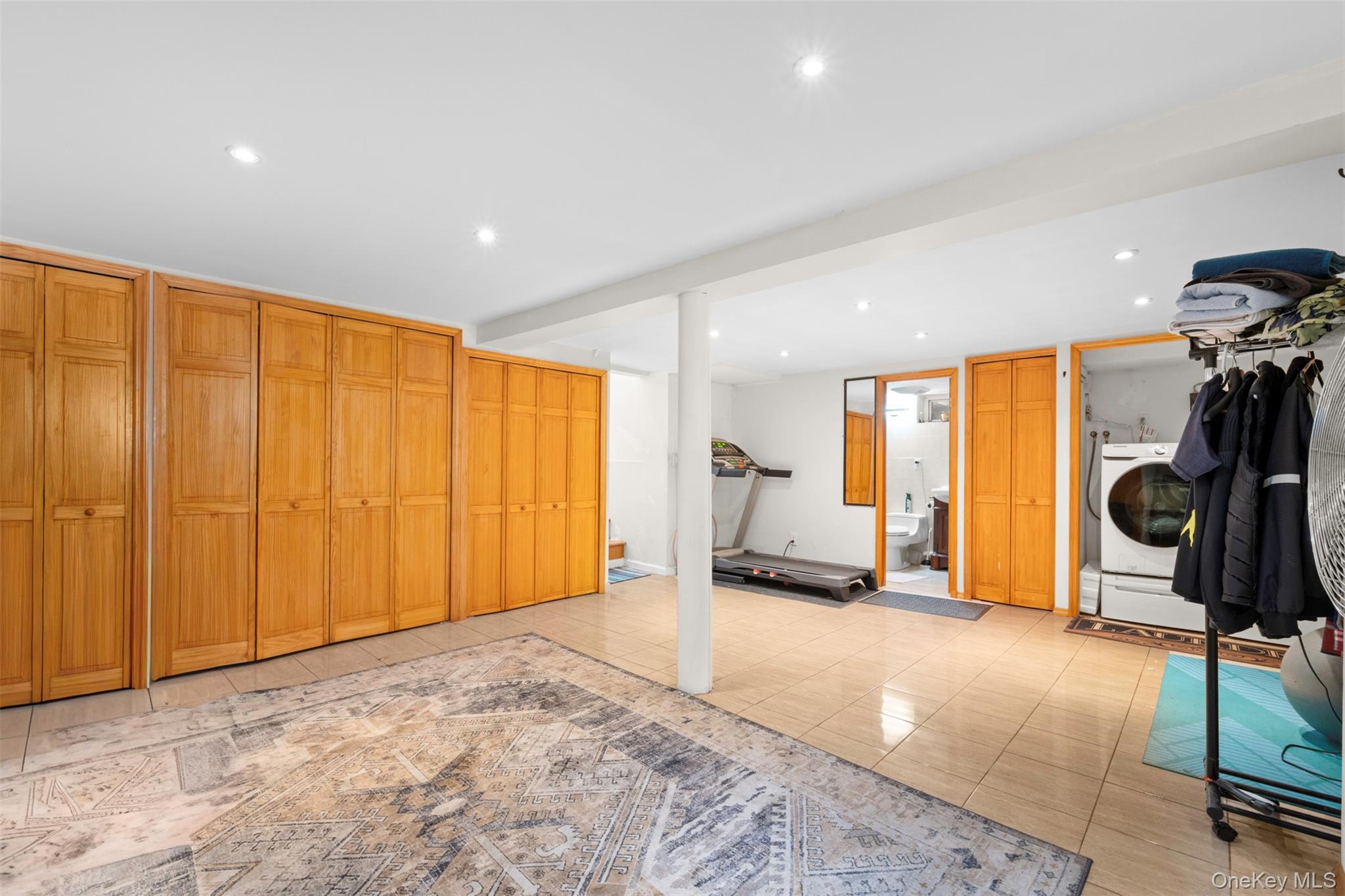 94 Phipps Lane, Plainview, NY 11803