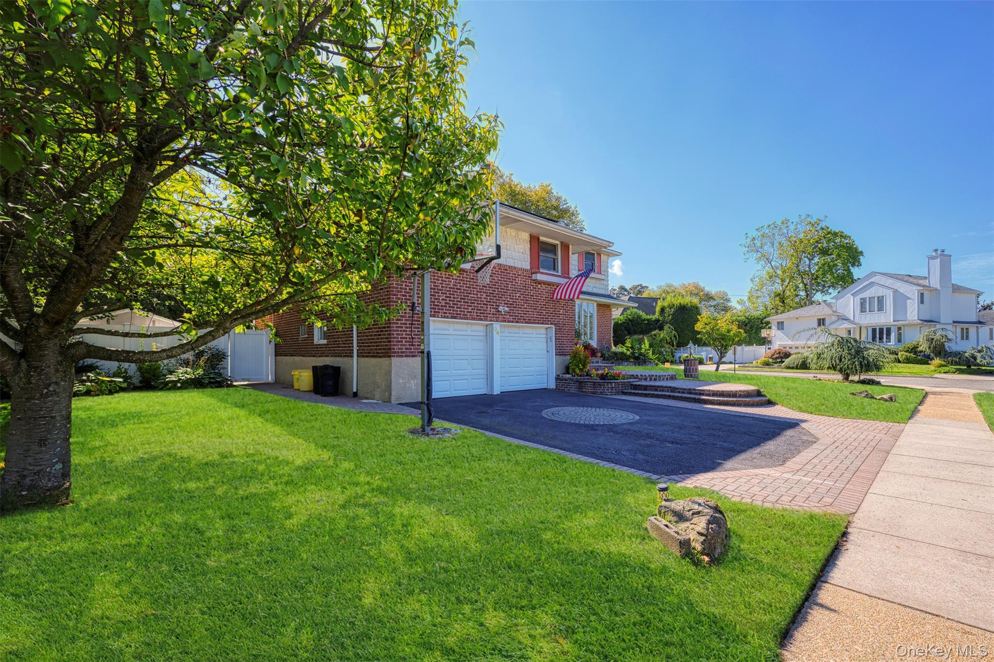 94 Phipps Lane, Plainview, NY 11803