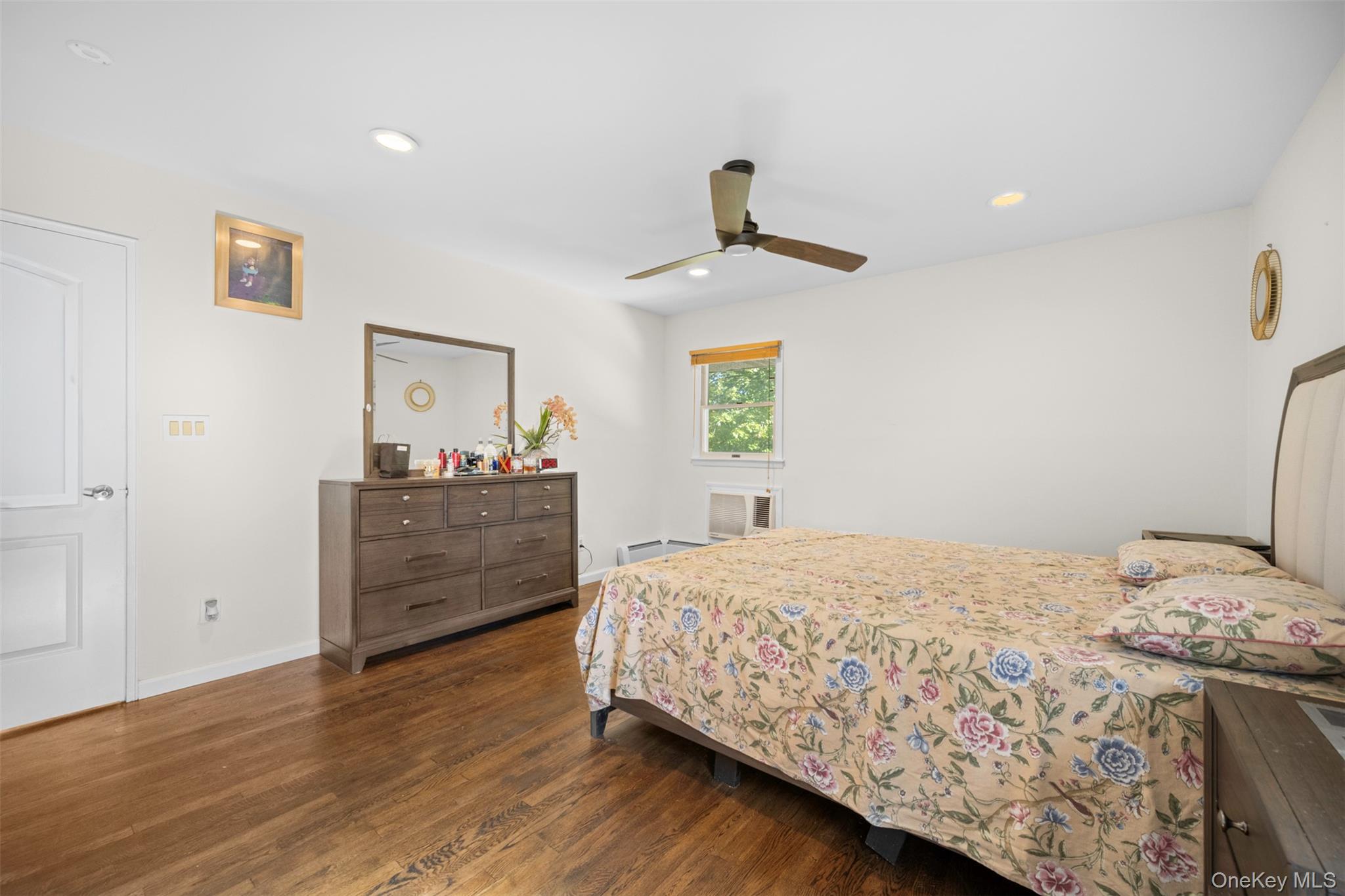 94 Phipps Lane, Plainview, NY 11803