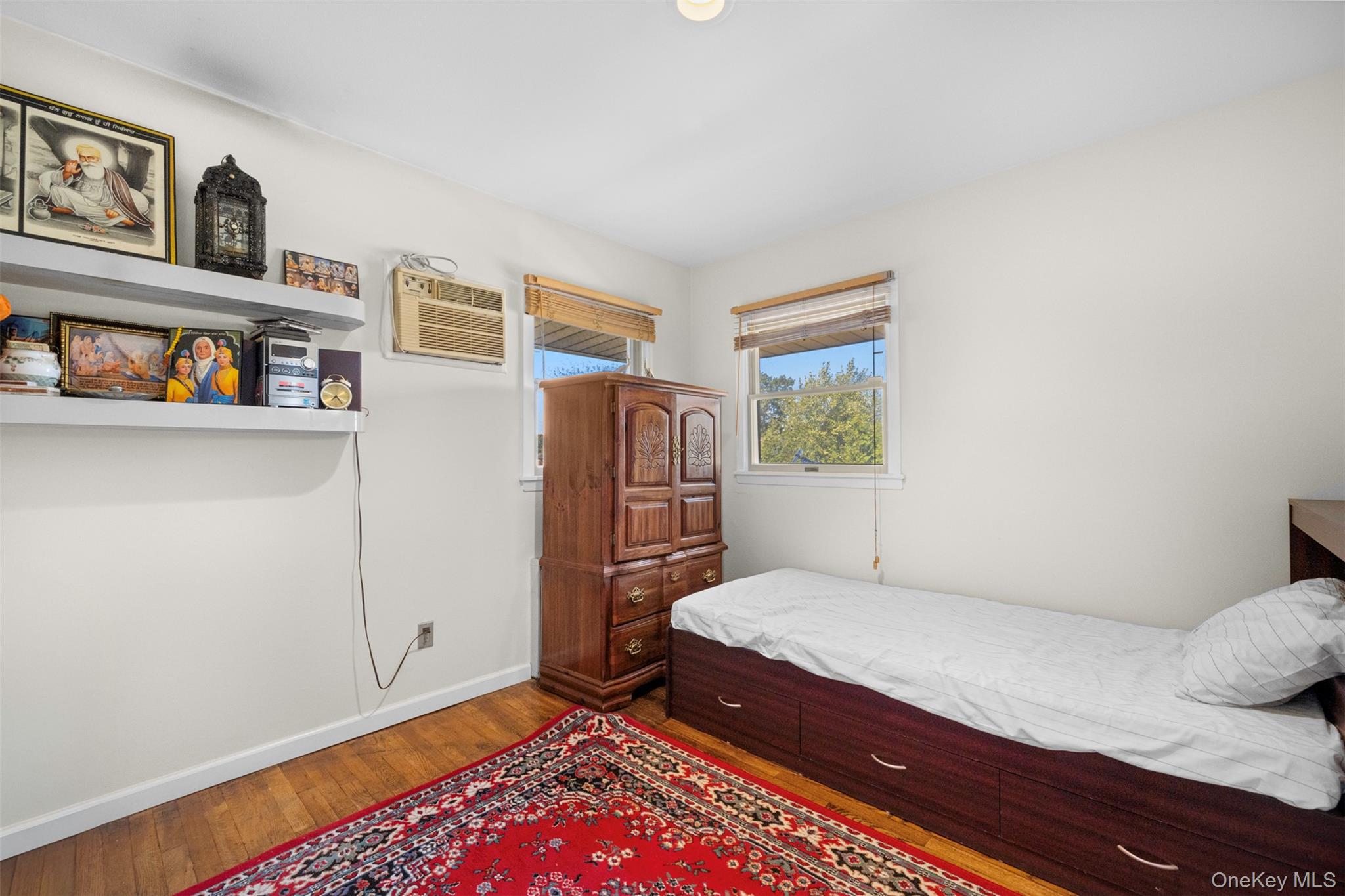 94 Phipps Lane, Plainview, NY 11803