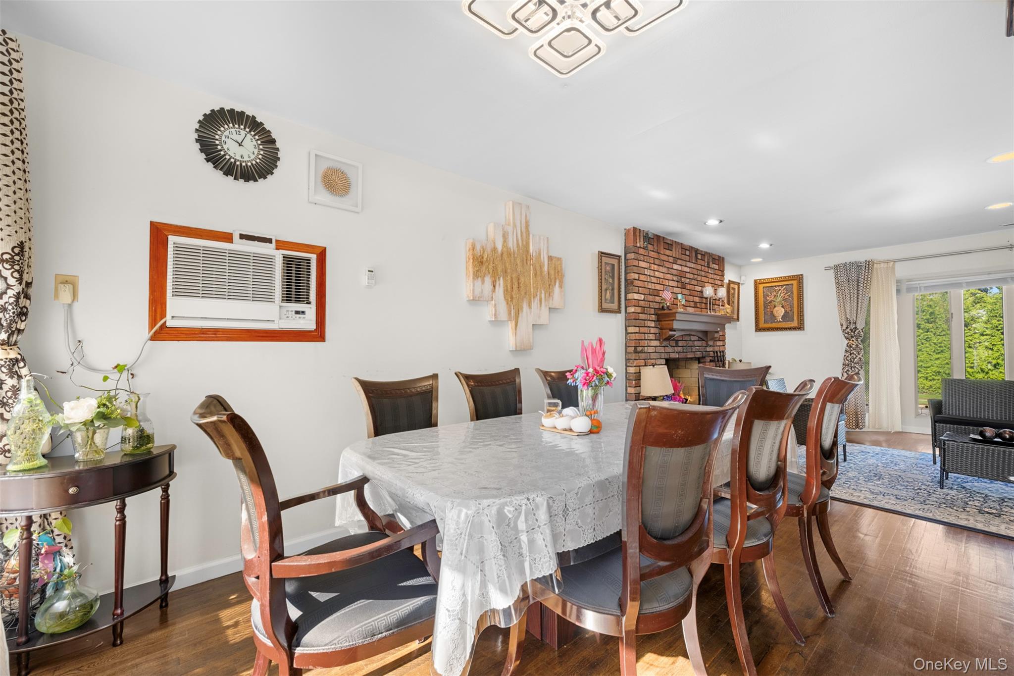 94 Phipps Lane, Plainview, NY 11803