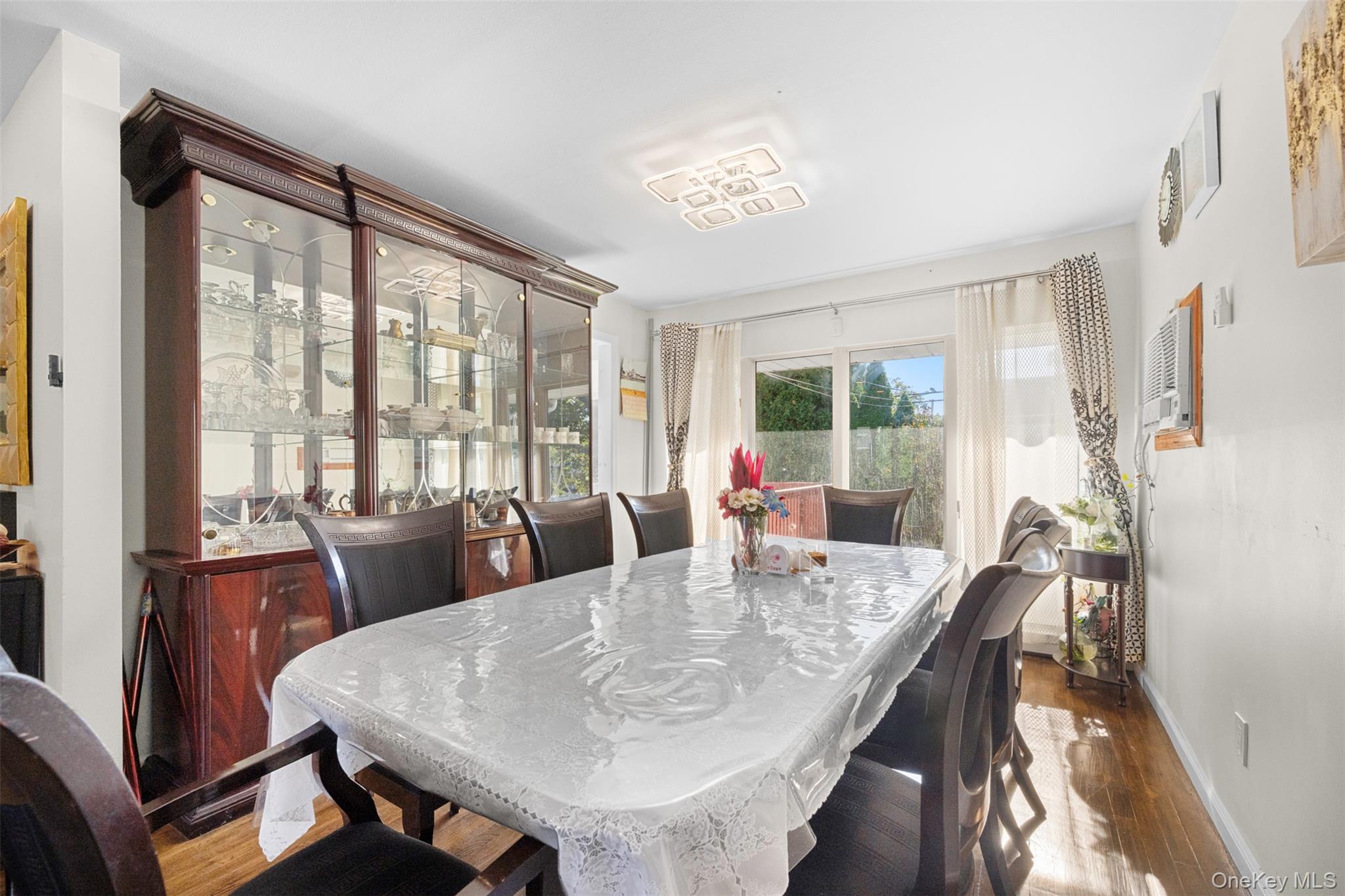 94 Phipps Lane, Plainview, NY 11803