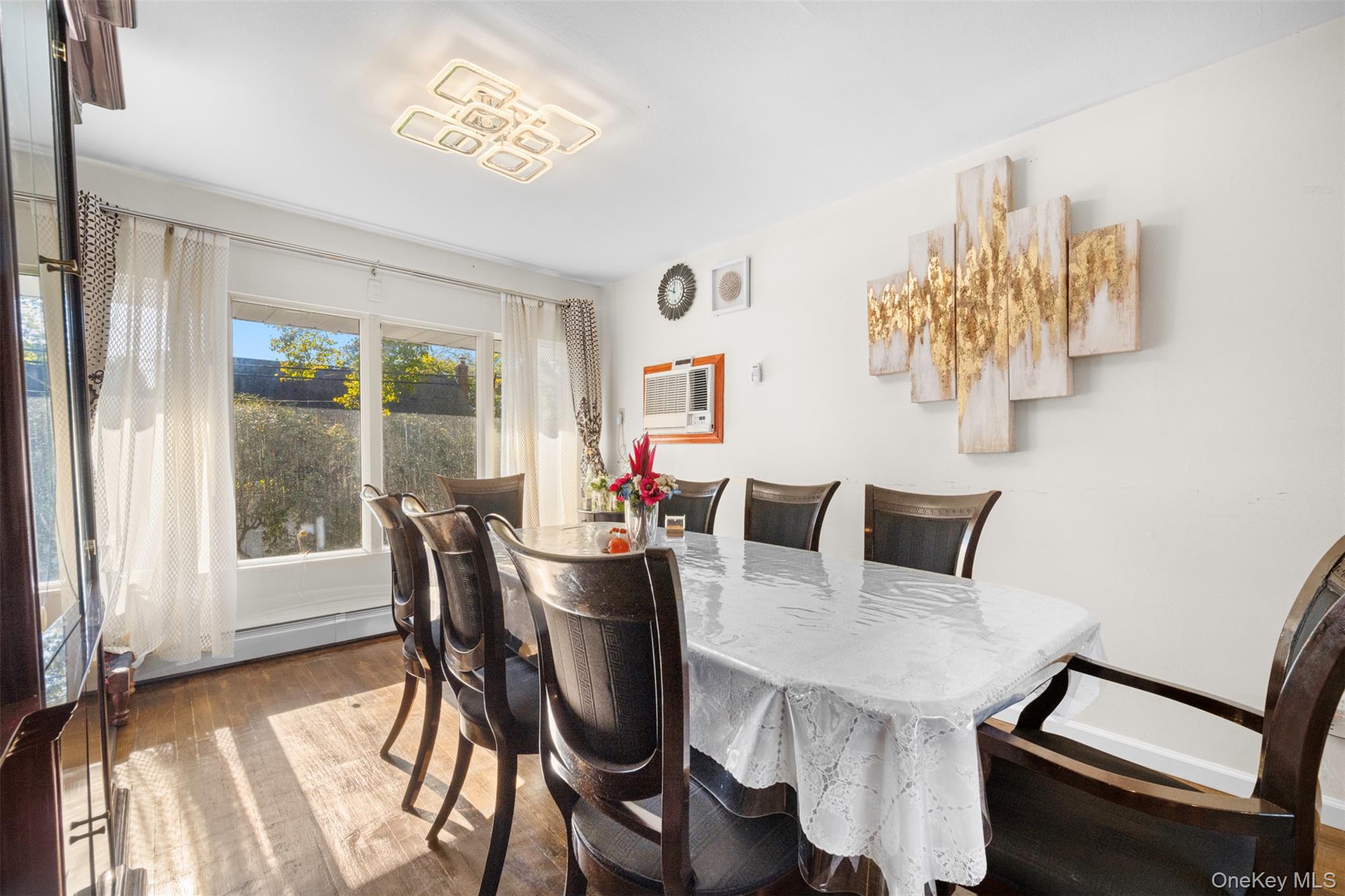 94 Phipps Lane, Plainview, NY 11803