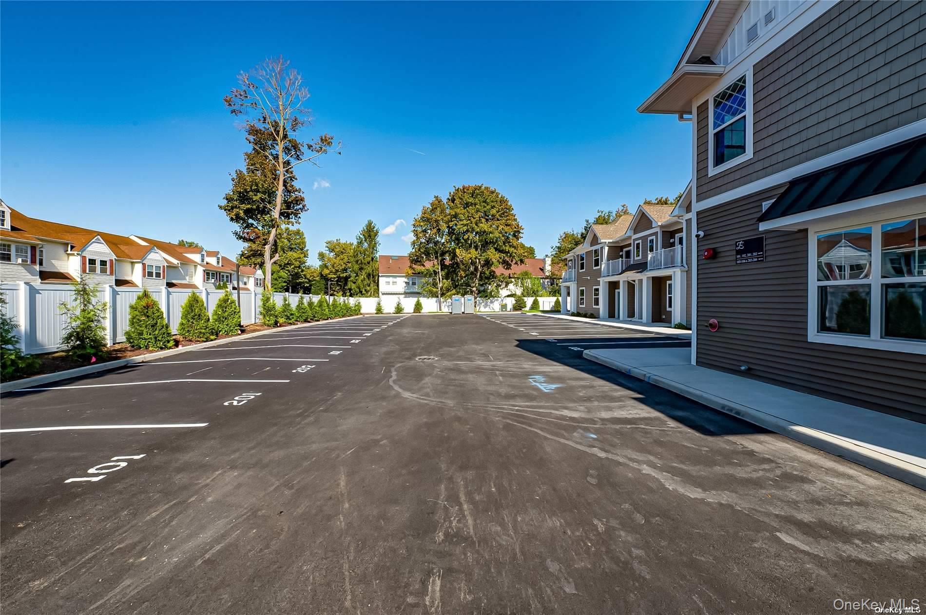 1 Conklin Street # 106, Farmingdale, NY 11735