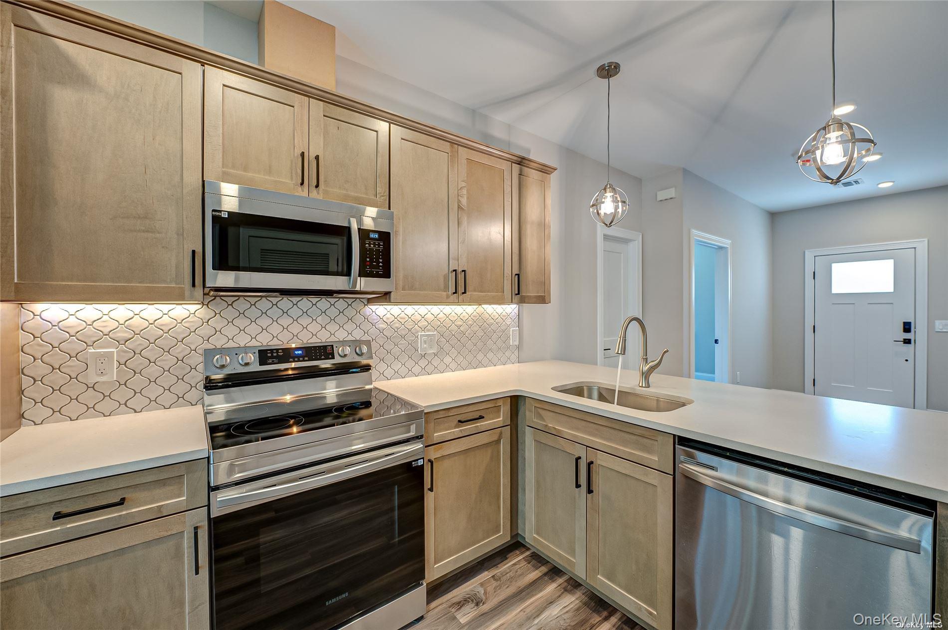 1 Conklin Street # 106, Farmingdale, NY 11735