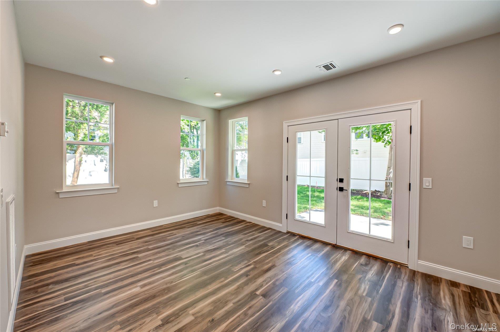 1 Conklin Street # 106, Farmingdale, NY 11735