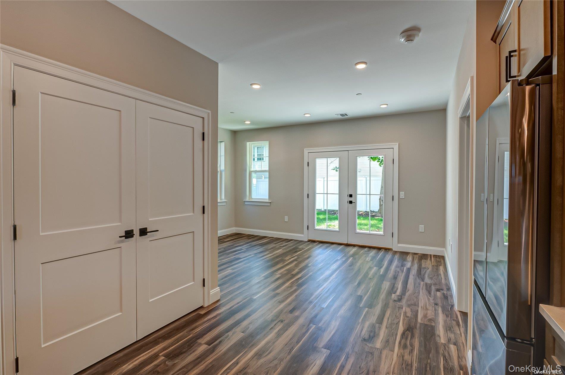 1 Conklin Street # 106, Farmingdale, NY 11735