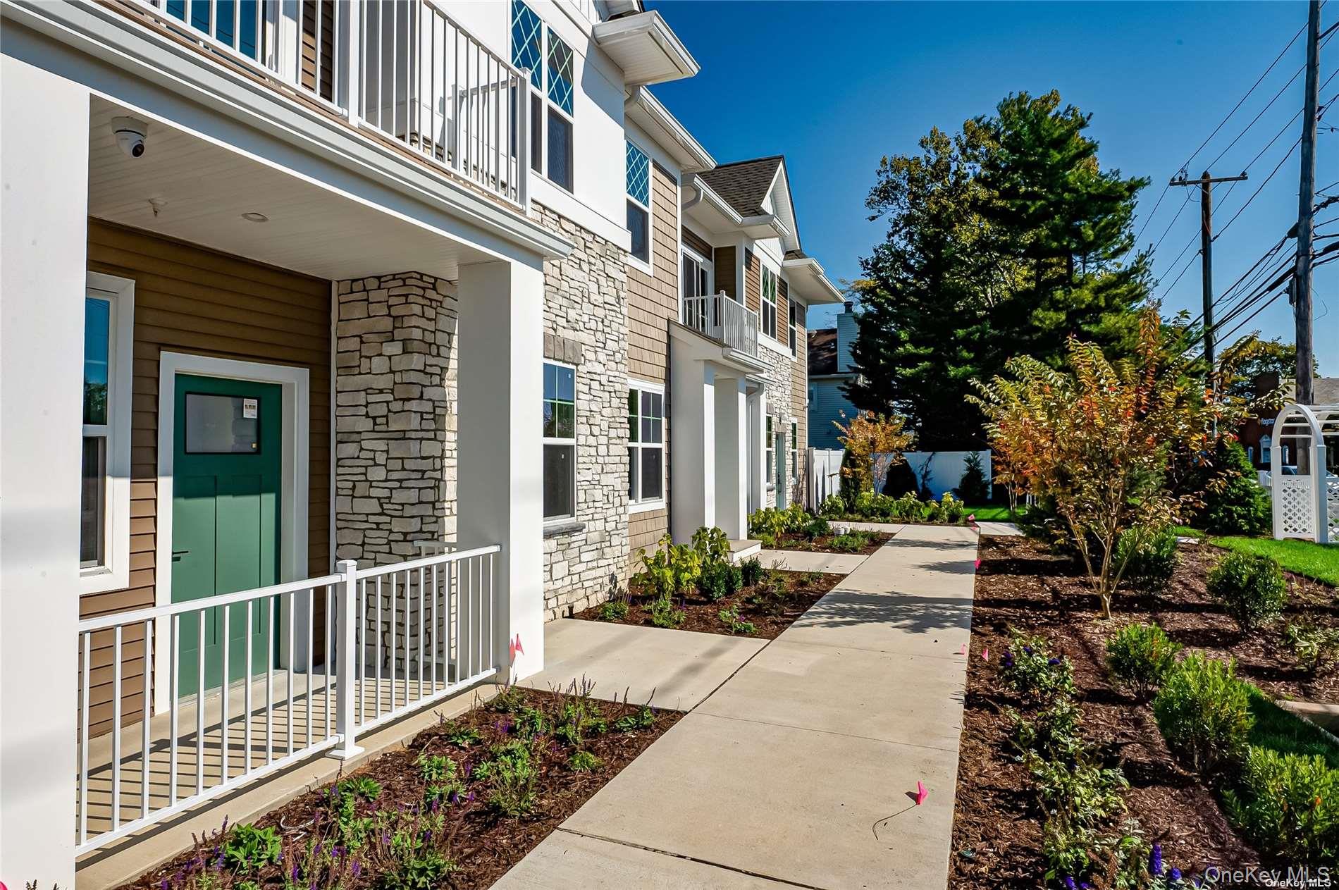 1 Conklin Street # 106, Farmingdale, NY 11735