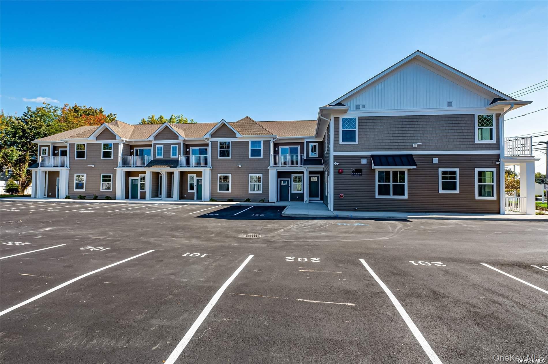 1 Conklin Street # 106, Farmingdale, NY 11735