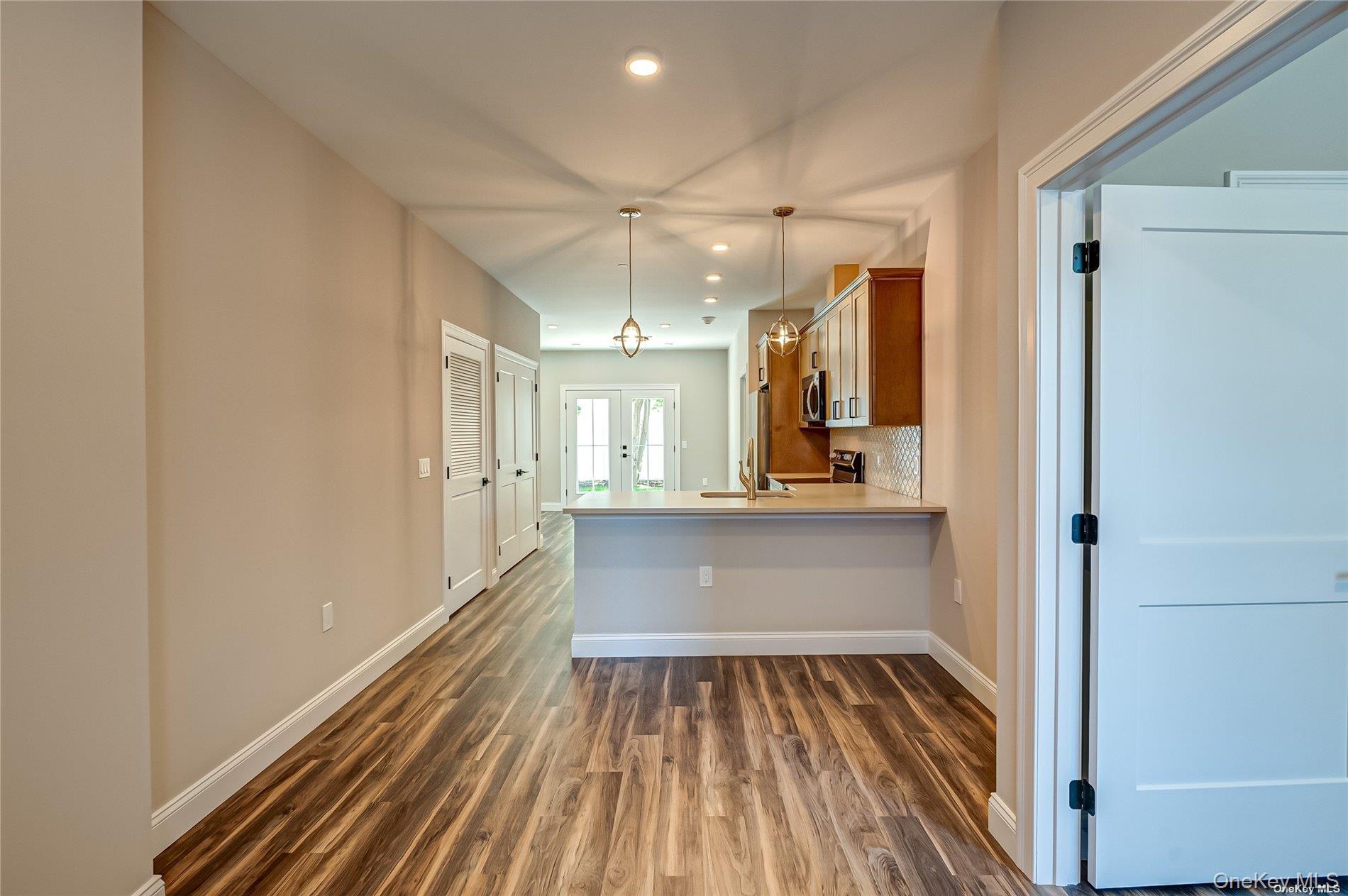 1 Conklin Street # 106, Farmingdale, NY 11735