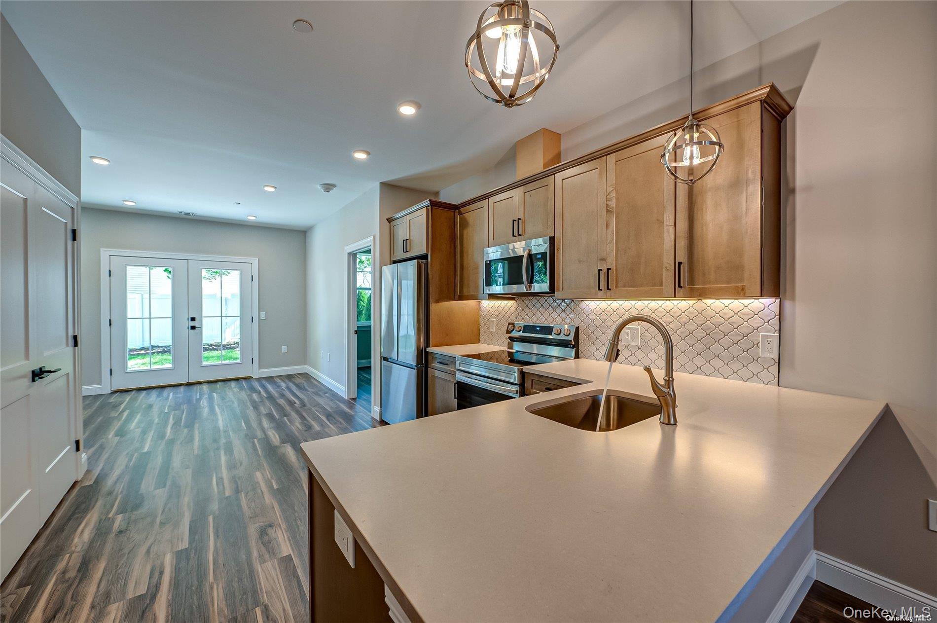 1 Conklin Street # 106, Farmingdale, NY 11735