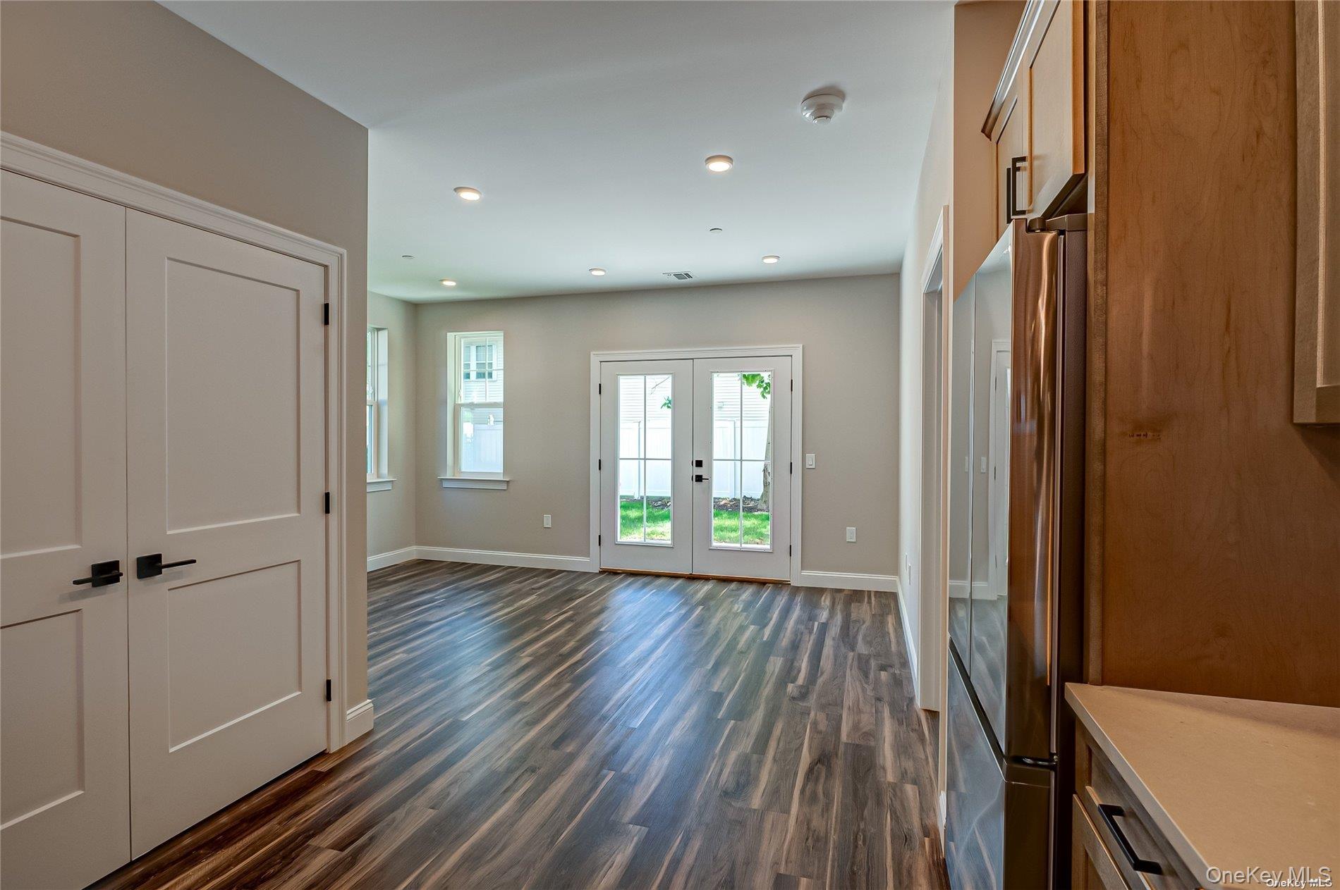 1 Conklin Street # 106, Farmingdale, NY 11735