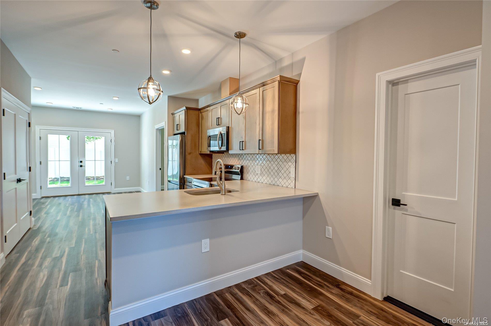 1 Conklin Street # 106, Farmingdale, NY 11735