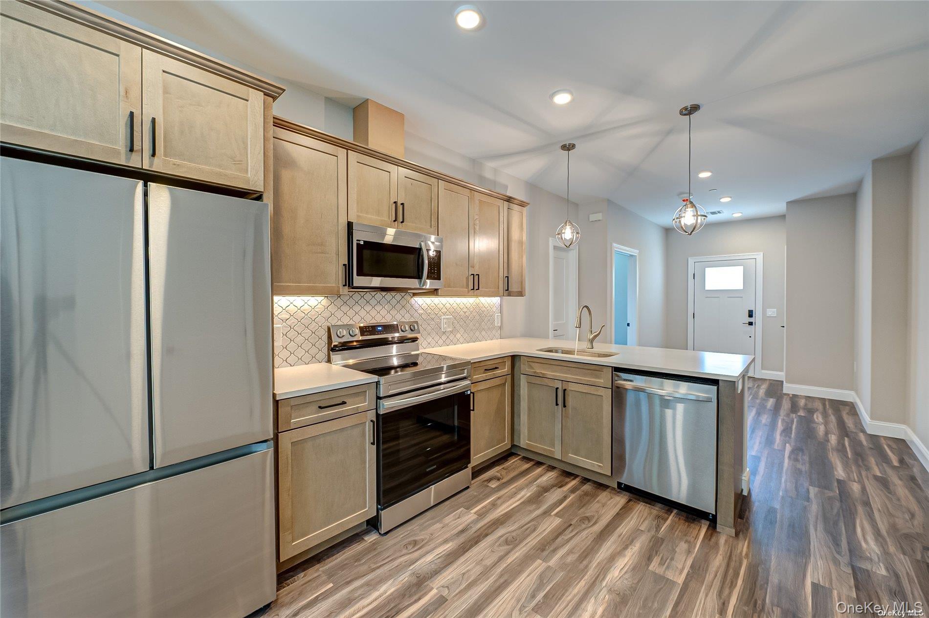 1 Conklin Street # 106, Farmingdale, NY 11735