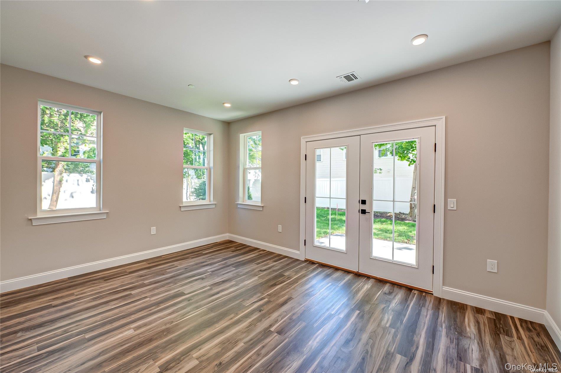 1 Conklin Street # 106, Farmingdale, NY 11735