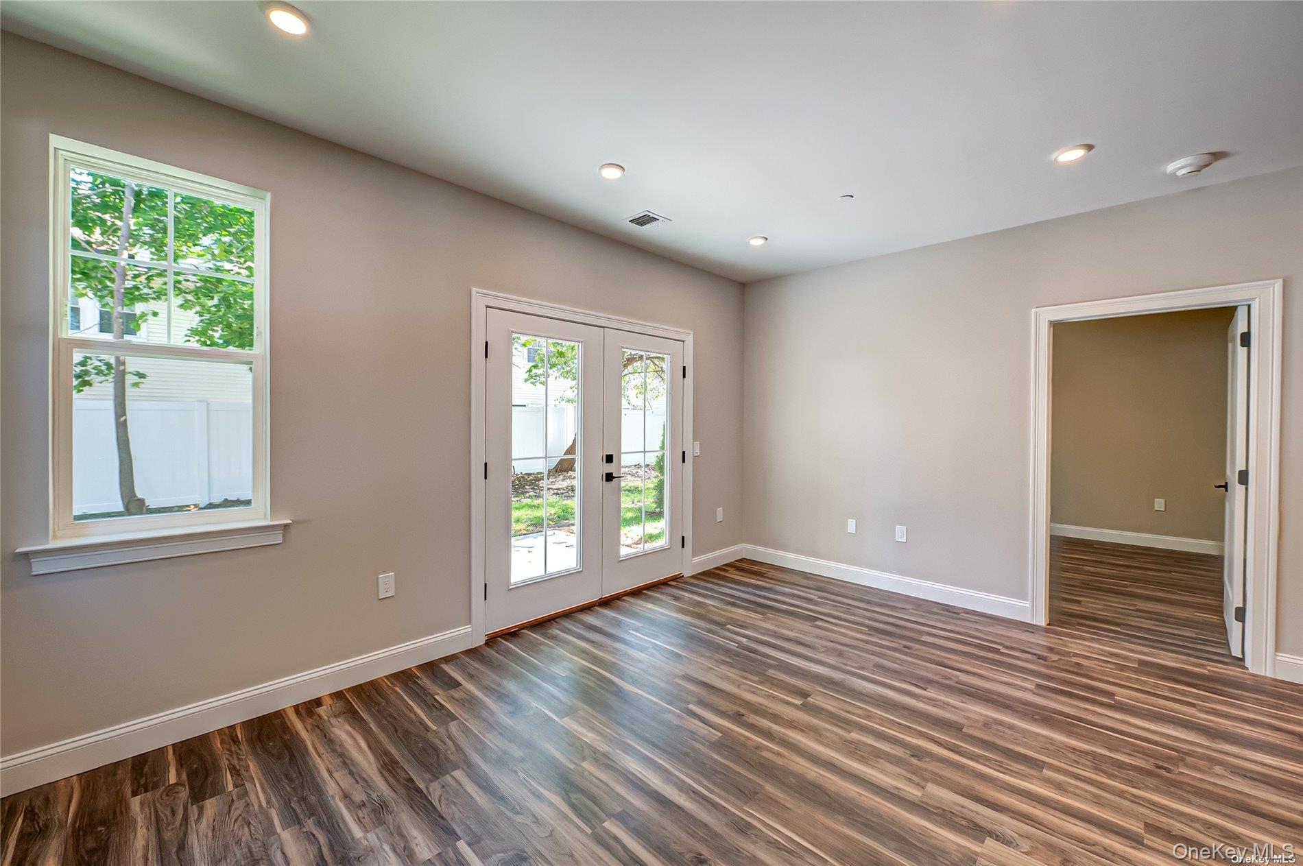 1 Conklin Street # 106, Farmingdale, NY 11735