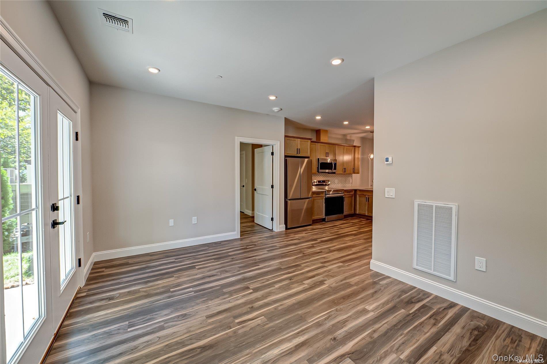 1 Conklin Street # 106, Farmingdale, NY 11735