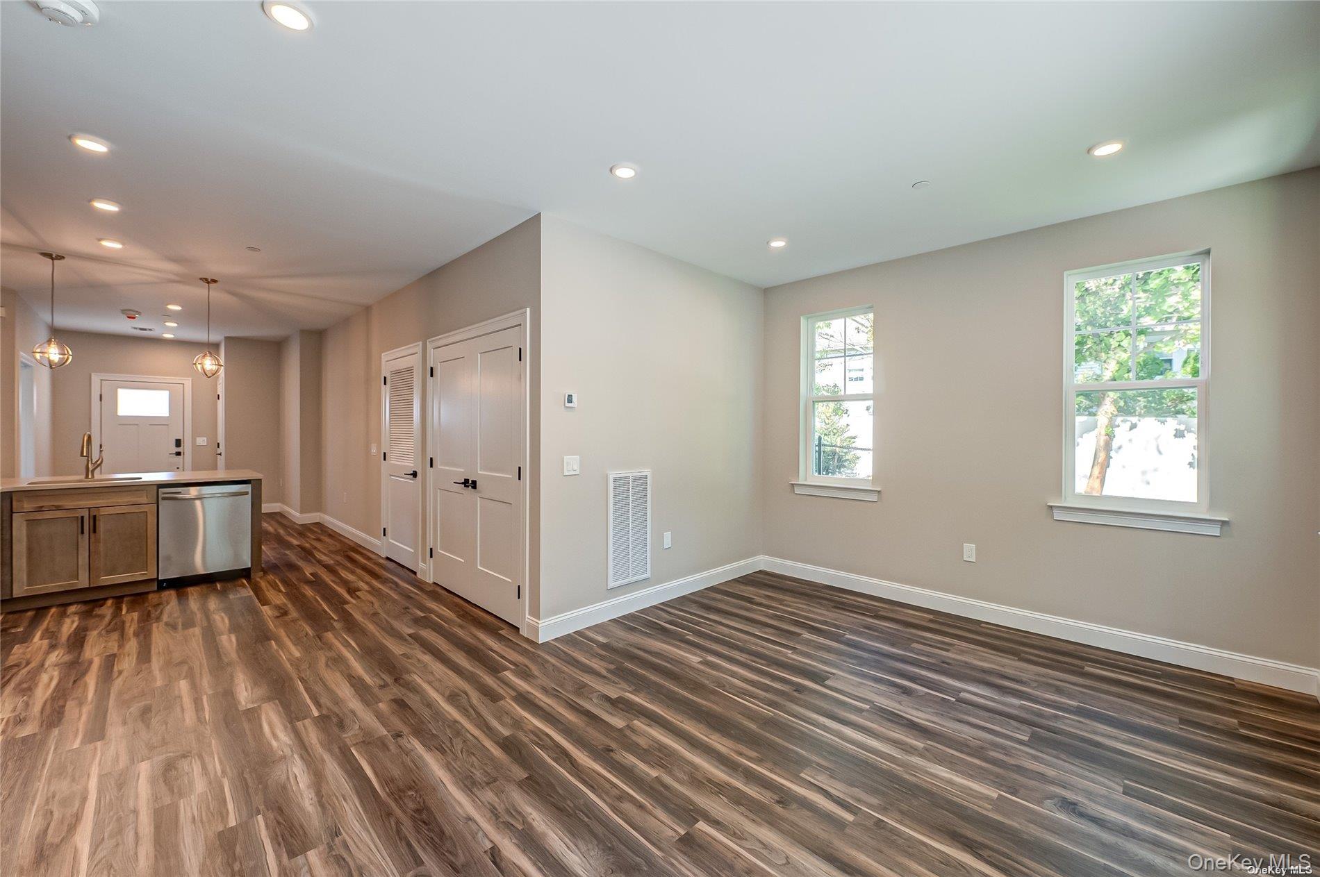 1 Conklin Street # 106, Farmingdale, NY 11735