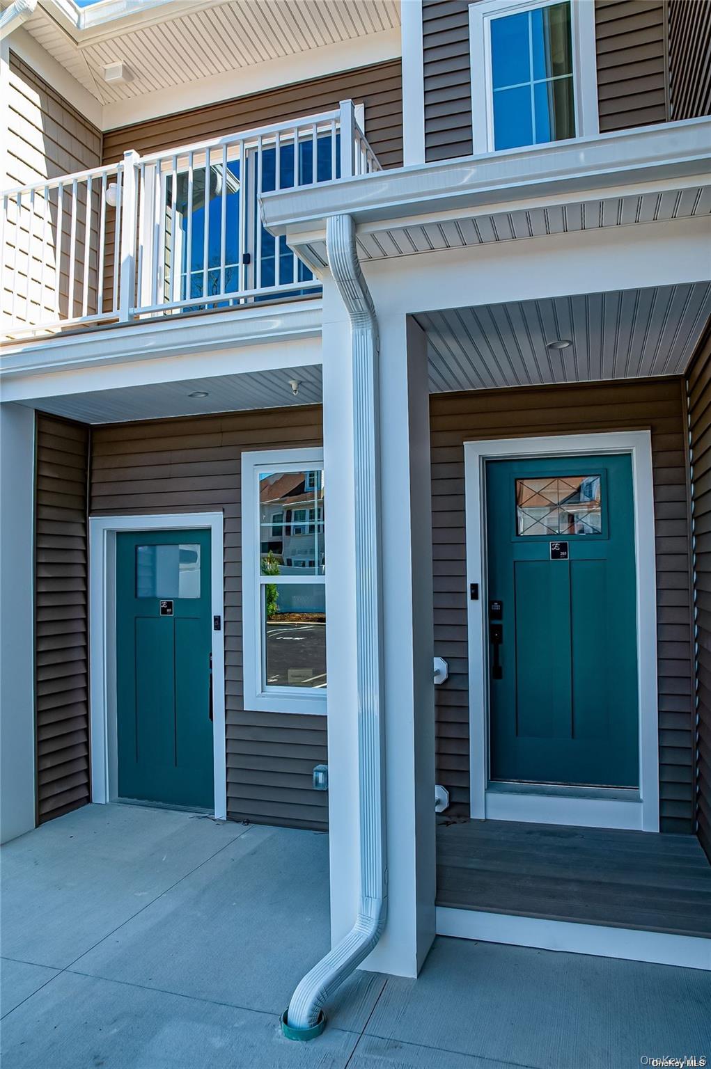 1 Conklin Street # 106, Farmingdale, NY 11735