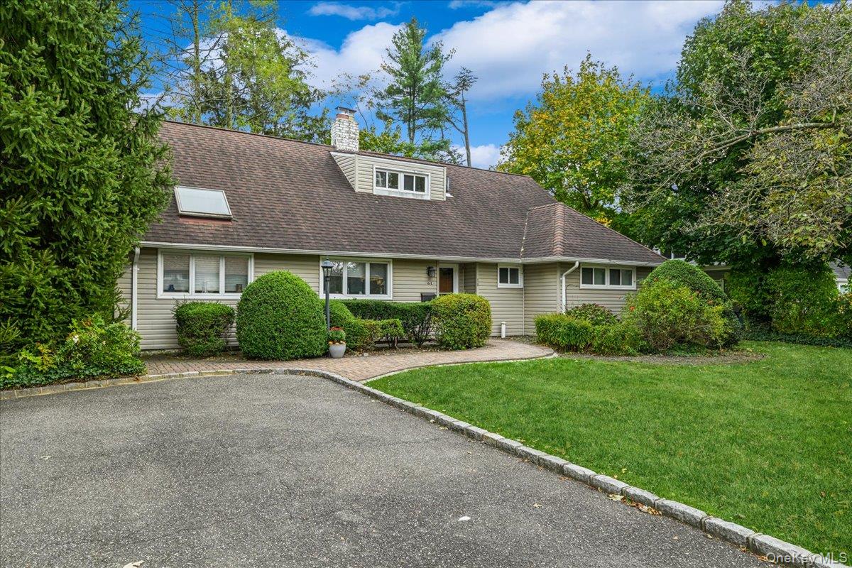 16 Ridge Drive E, Roslyn, NY 11576