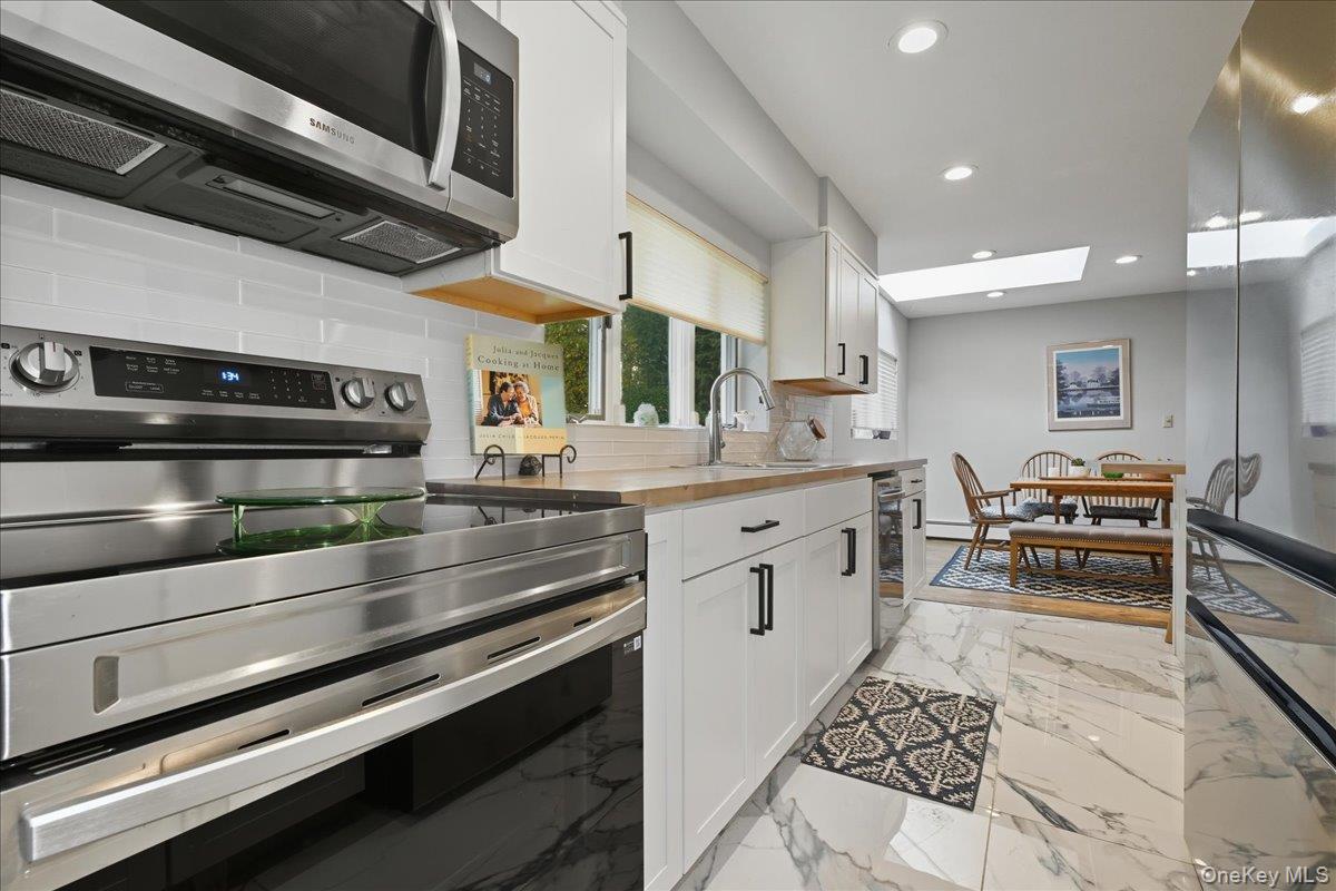 16 Ridge Drive E, Roslyn, NY 11576