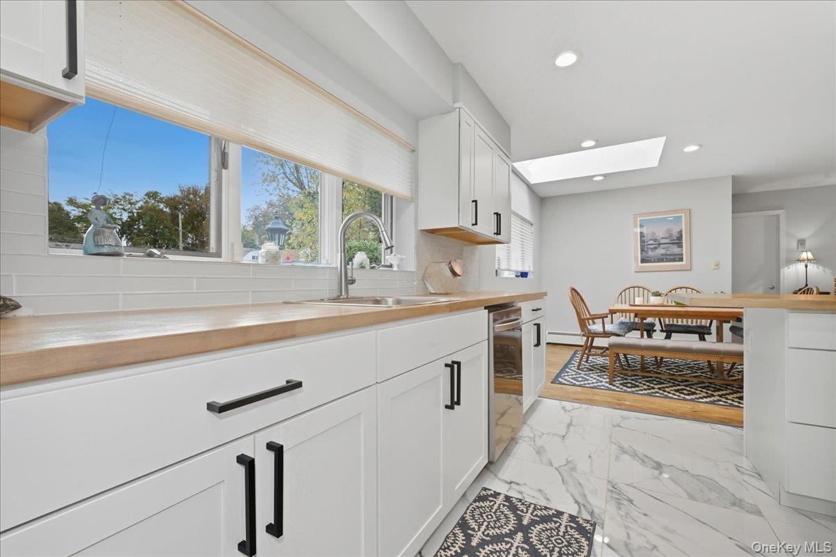 16 Ridge Drive E, Roslyn, NY 11576