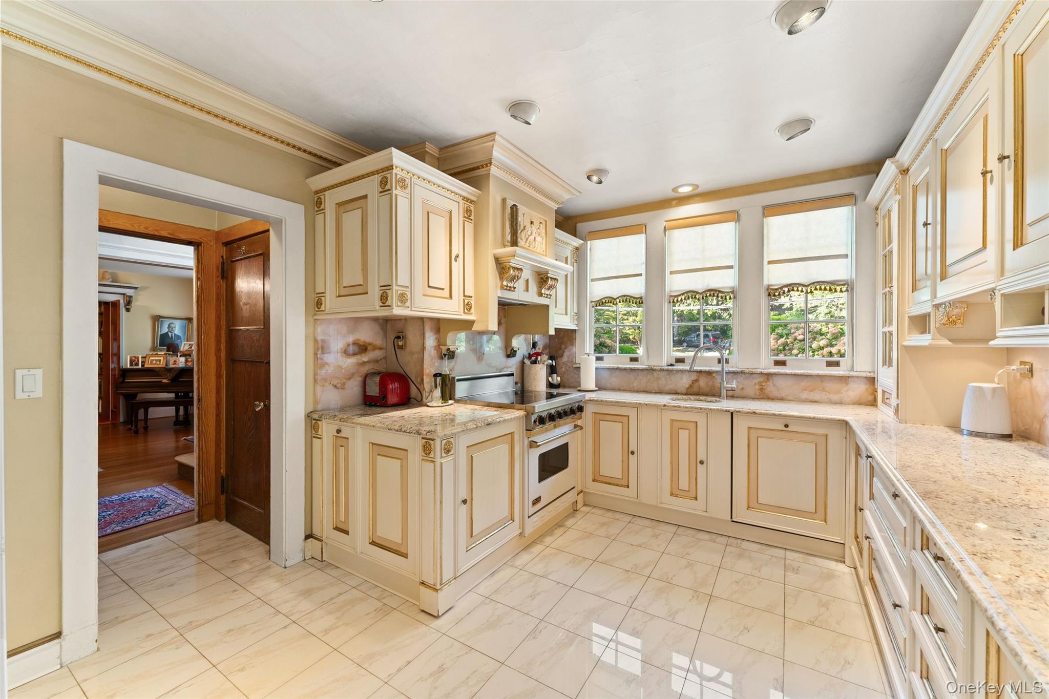 12 Hewitt Avenue, Bronxville, NY 10708