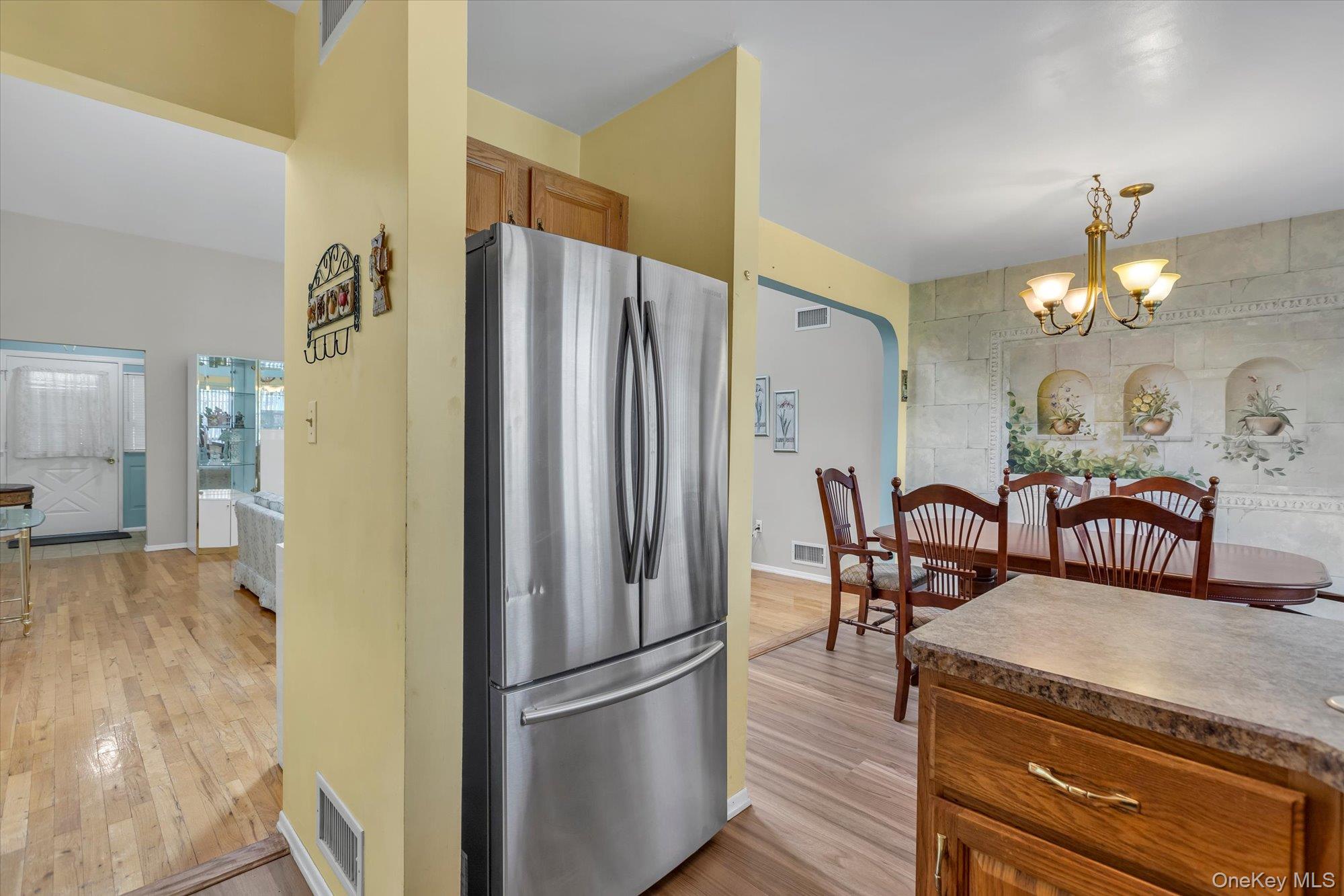 20 Primrose Lane, North Babylon, NY 11703