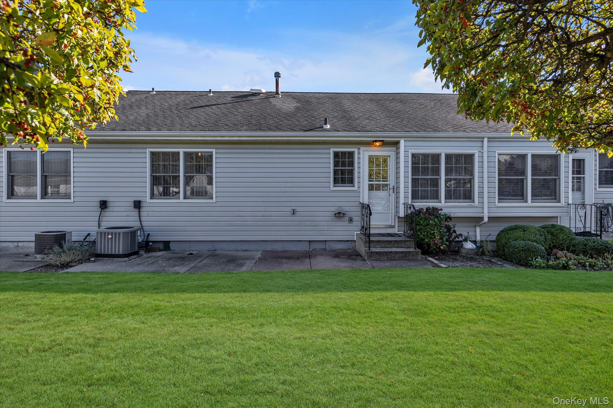 20 Primrose Lane, North Babylon, NY 11703