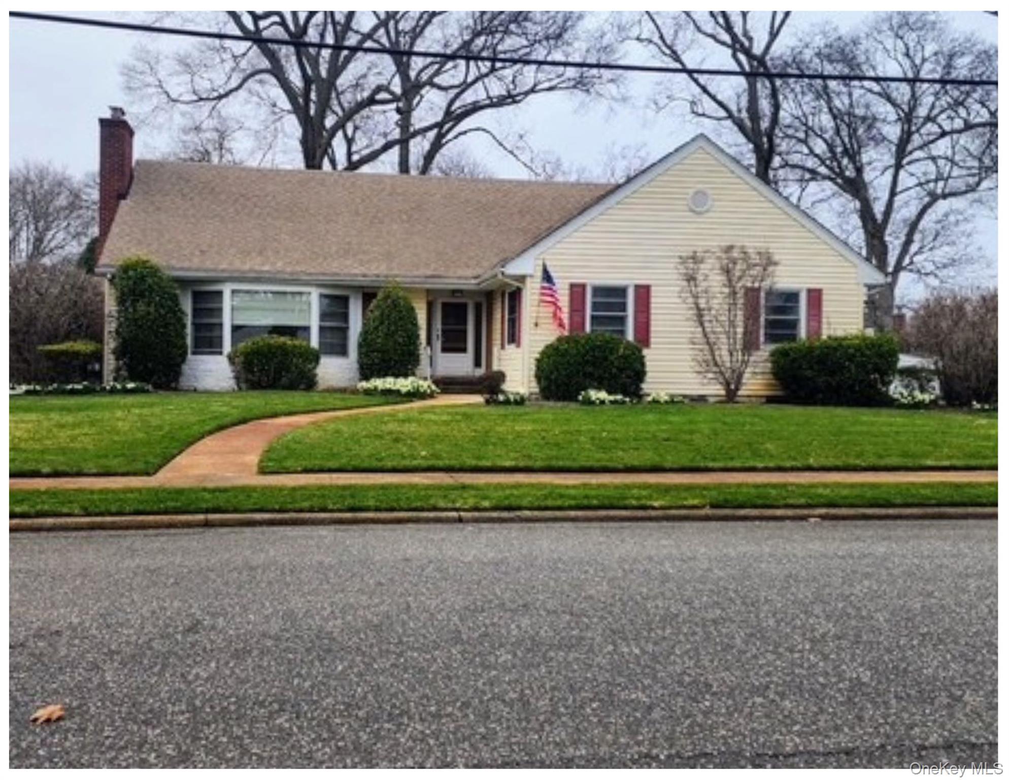 35 Red Oak Place, Massapequa, NY 11758
