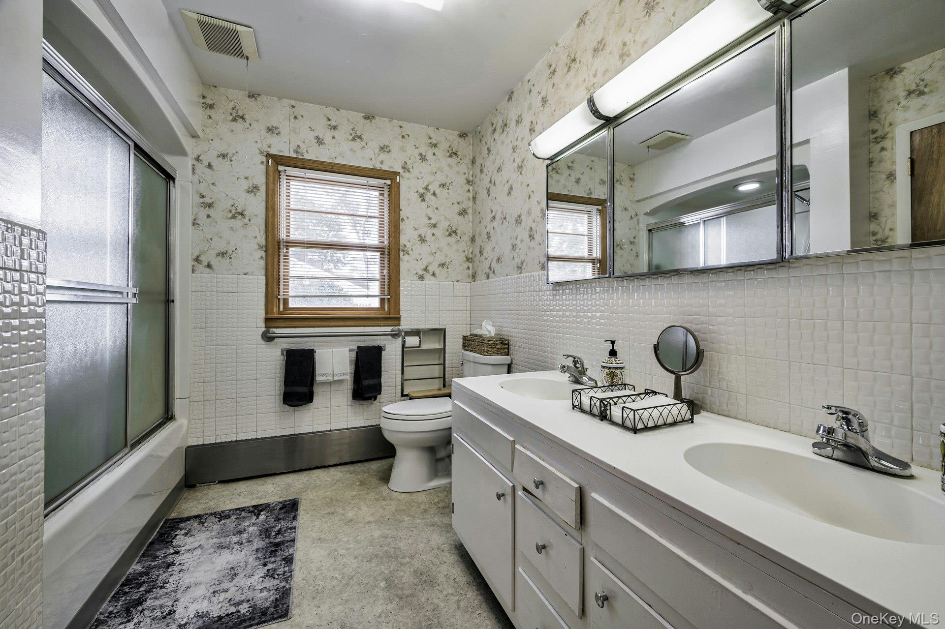 35 Red Oak Place, Massapequa, NY 11758