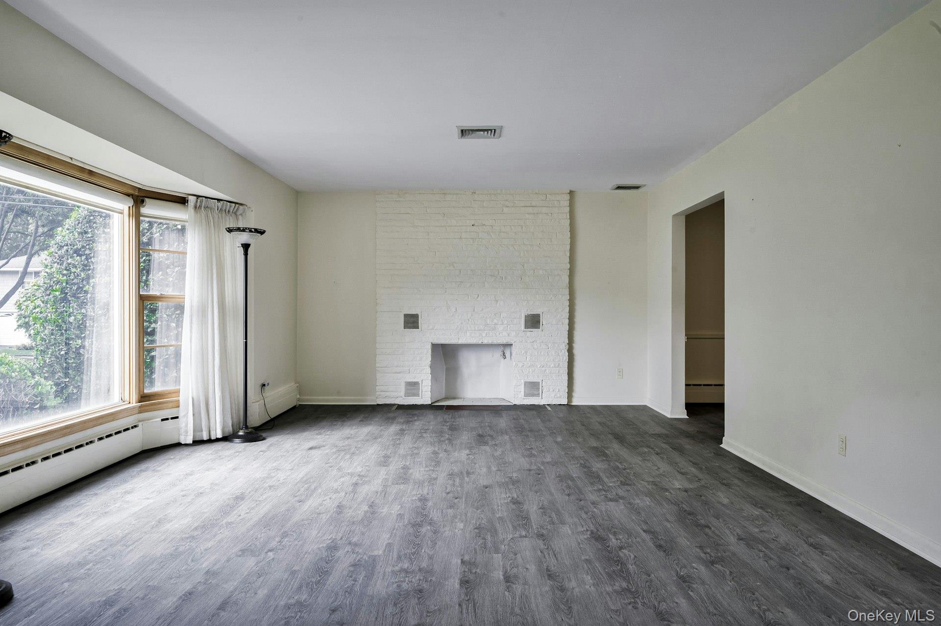 35 Red Oak Place, Massapequa, NY 11758