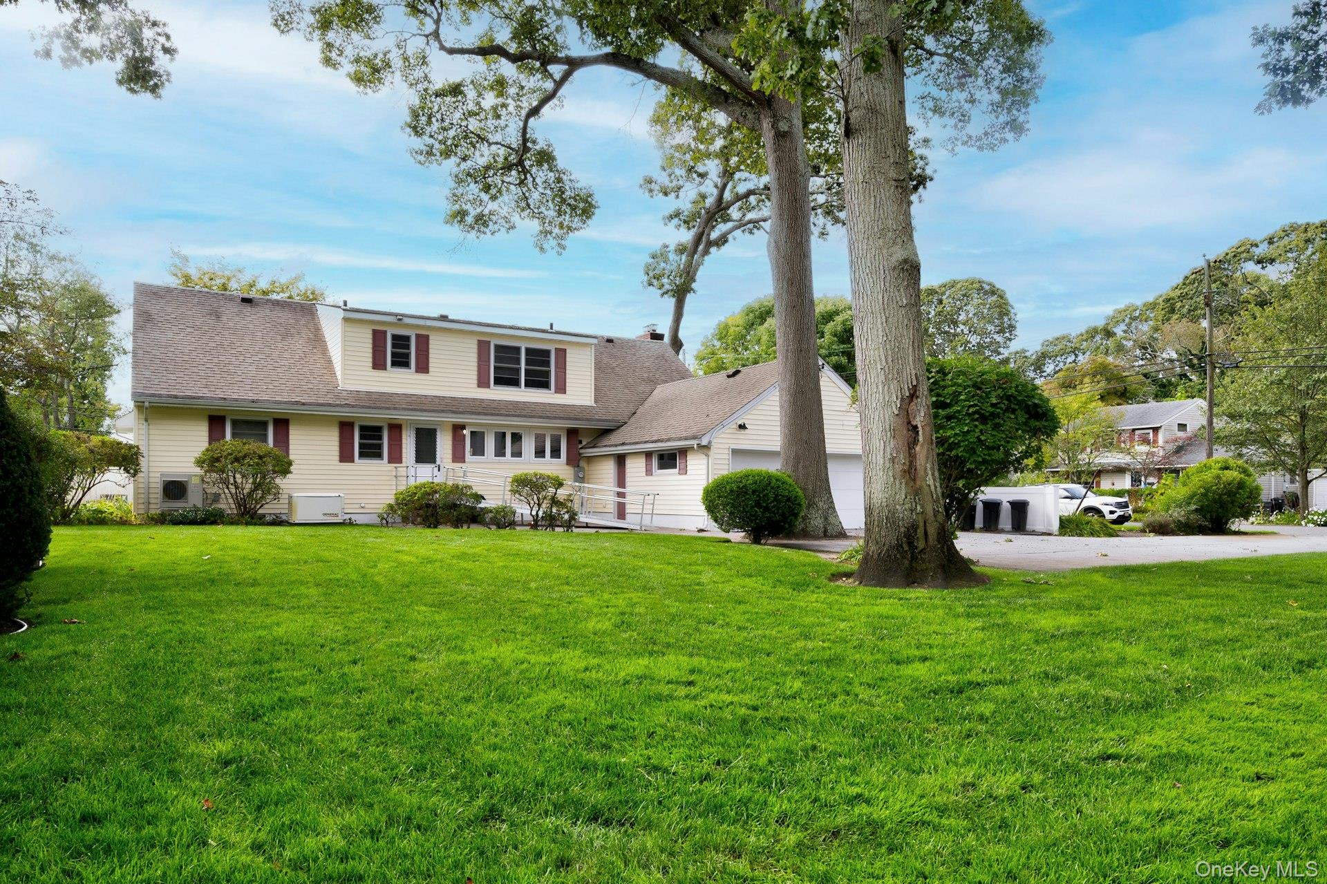 35 Red Oak Place, Massapequa, NY 11758