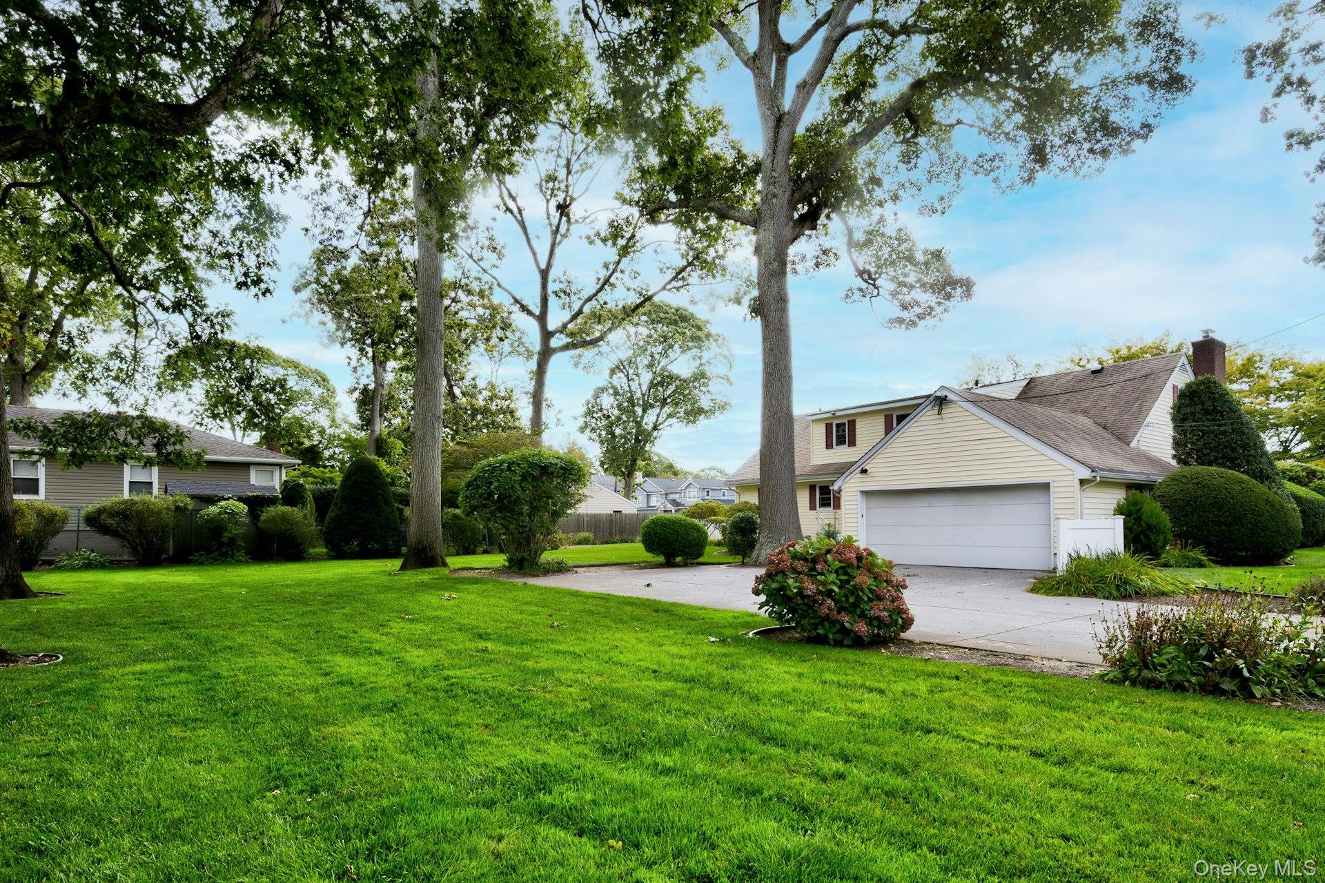 35 Red Oak Place, Massapequa, NY 11758