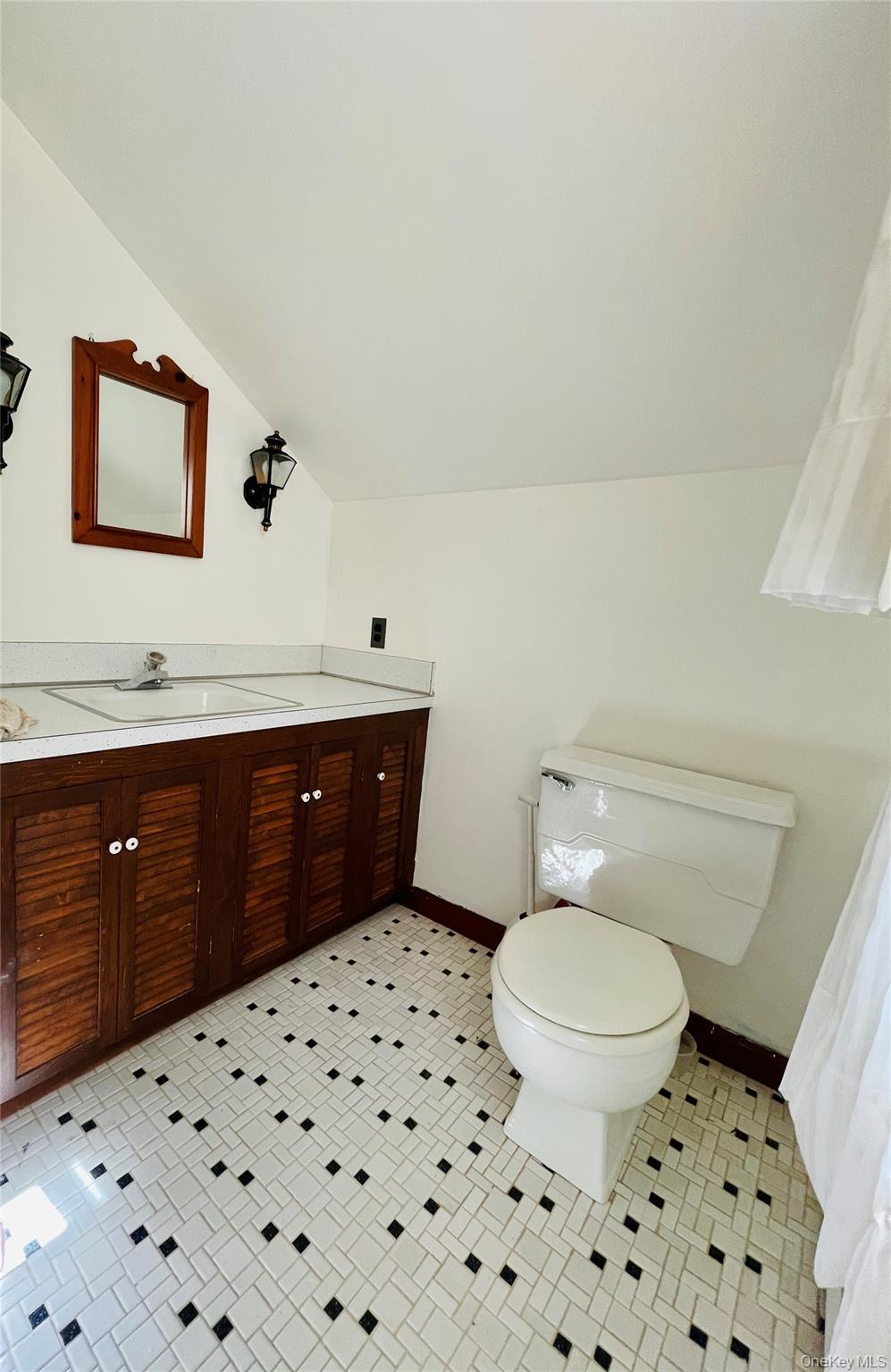 185 QUAKER Path, East Setauket, NY 11733