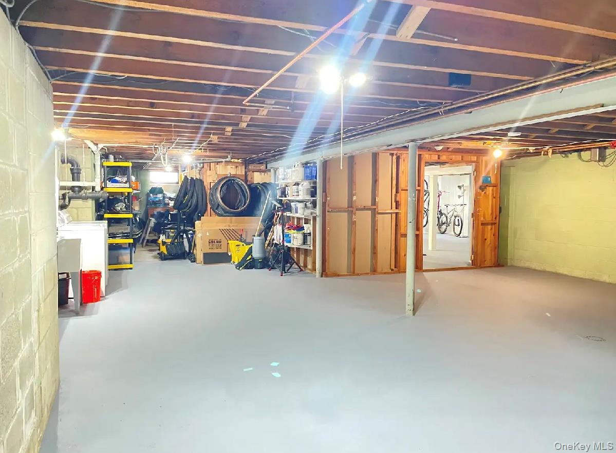 185 QUAKER Path, East Setauket, NY 11733