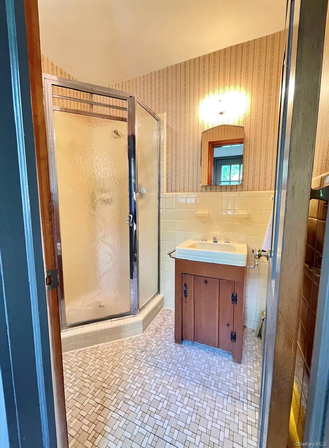 185 QUAKER Path, East Setauket, NY 11733