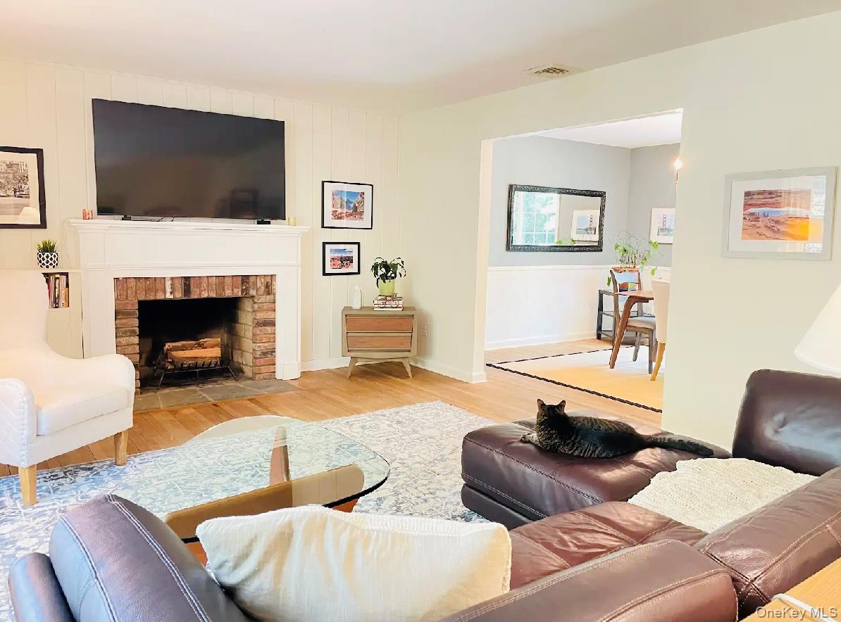 185 QUAKER Path, East Setauket, NY 11733