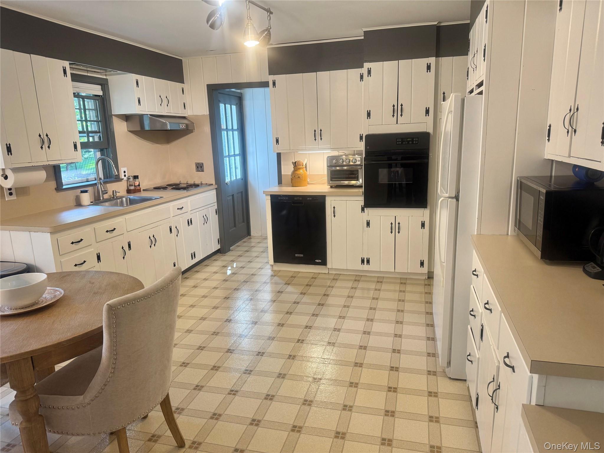 185 QUAKER Path, East Setauket, NY 11733