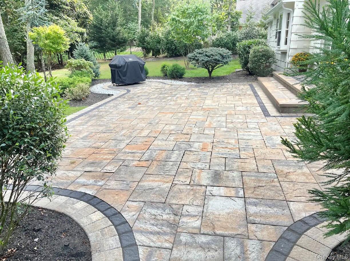 185 QUAKER Path, East Setauket, NY 11733