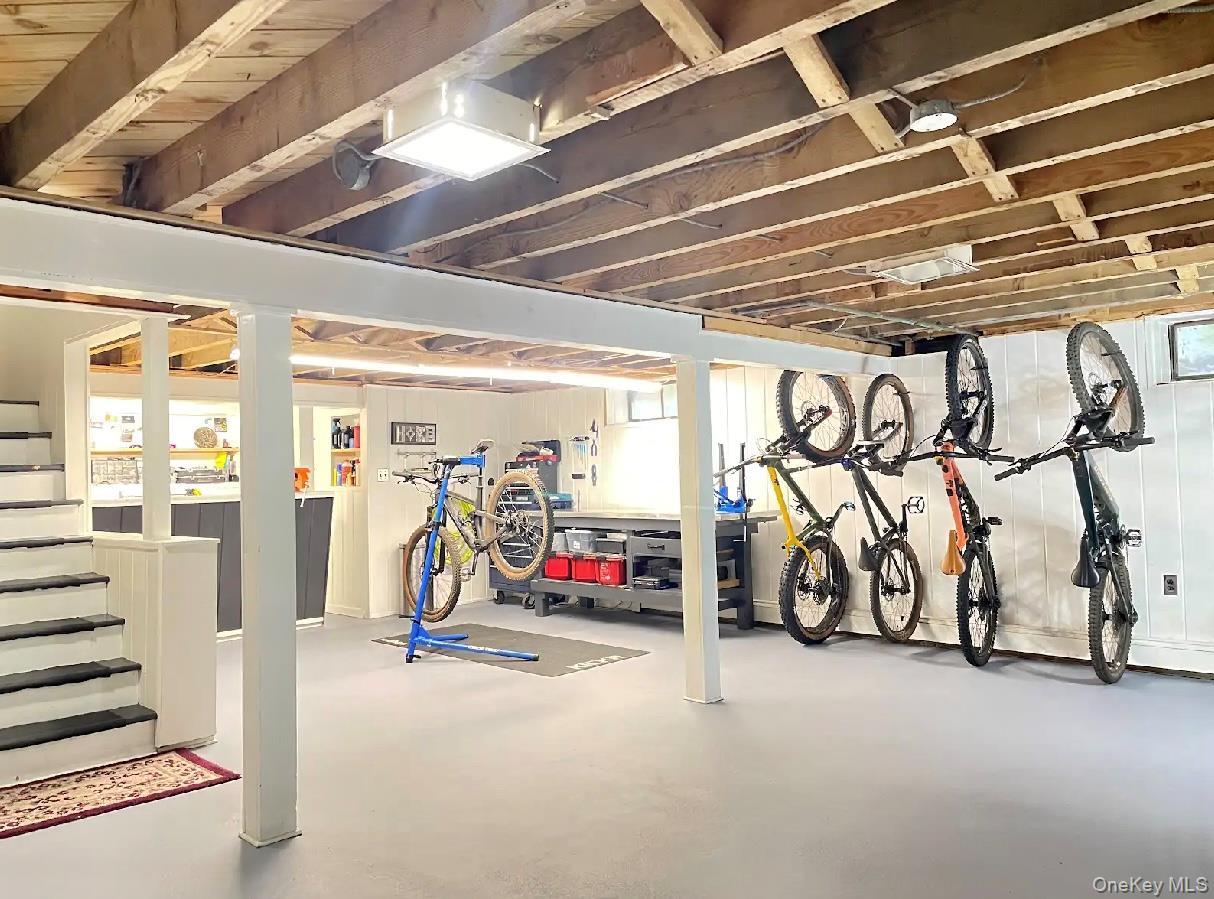 185 QUAKER Path, East Setauket, NY 11733